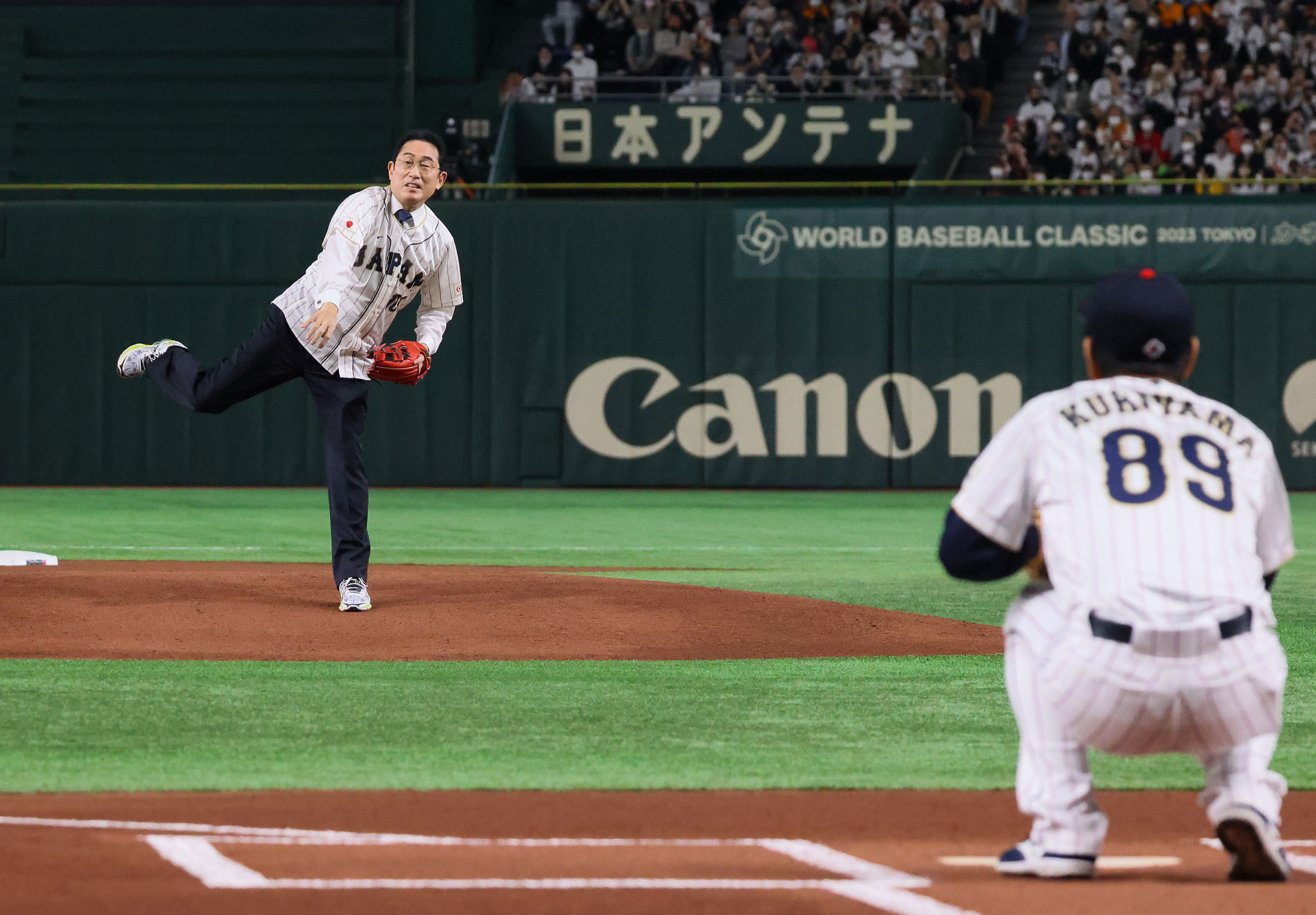 始球式に臨む岸田総理４