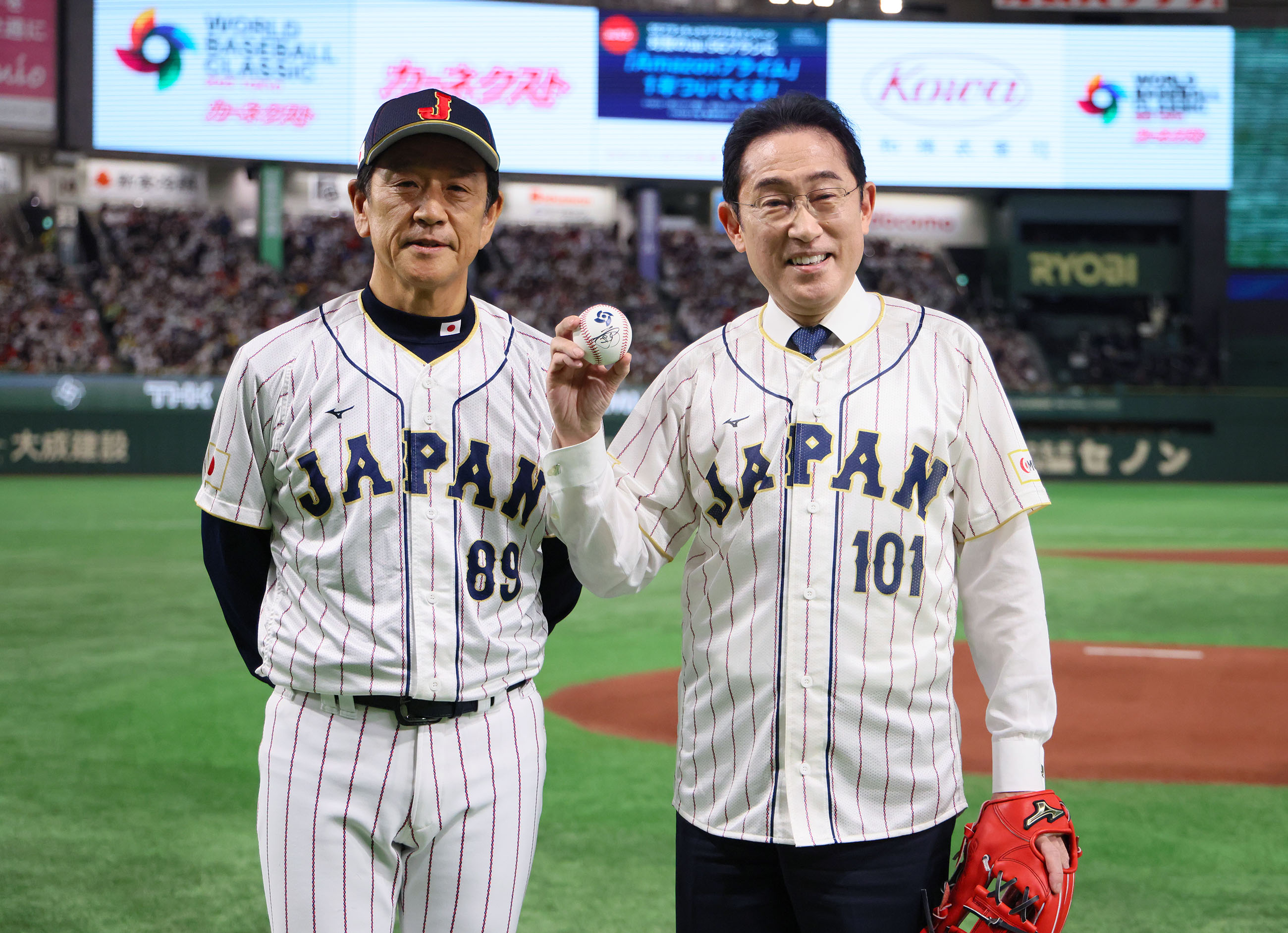 始球式に臨む岸田総理５
