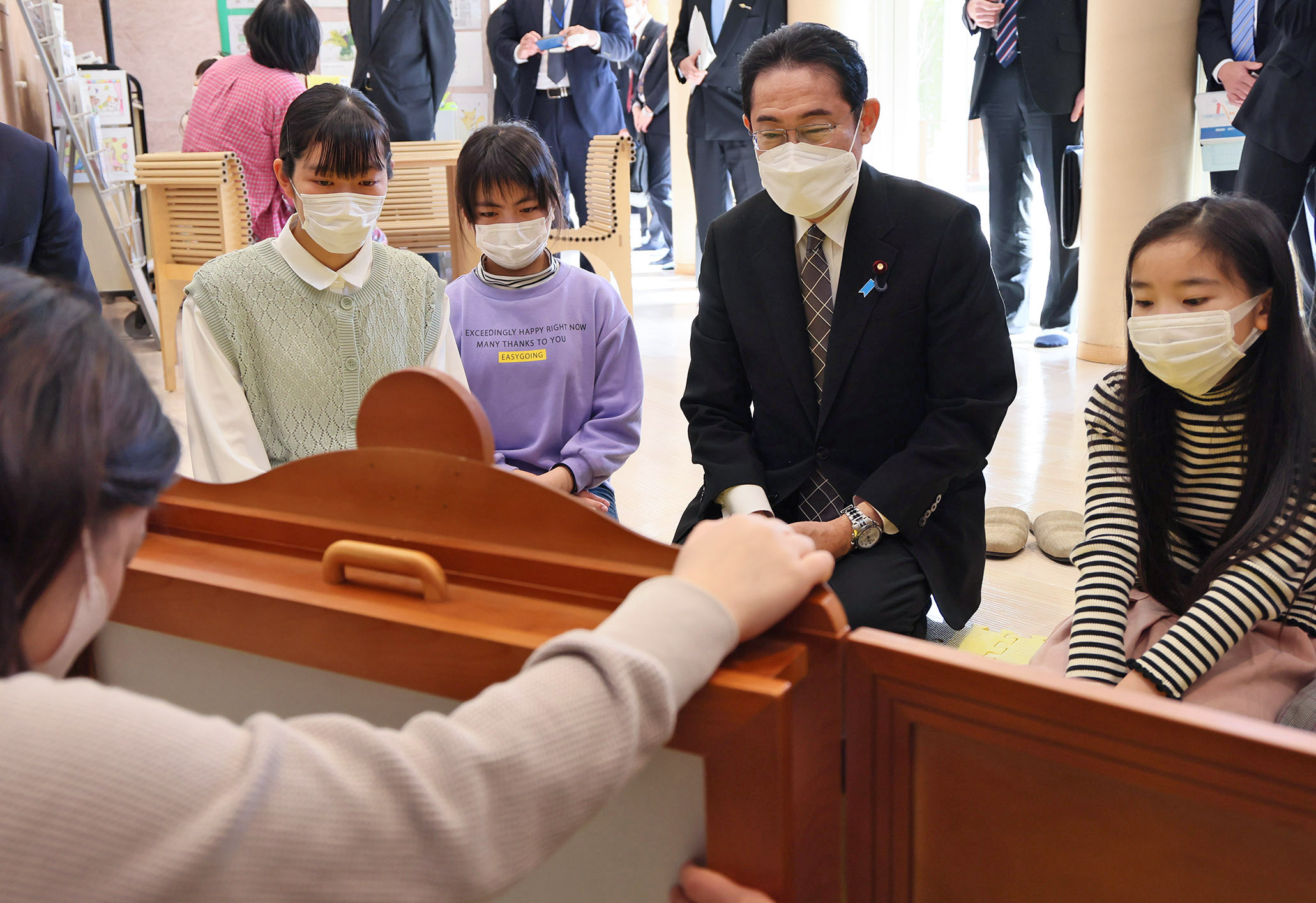 施設を見学する岸田総理１