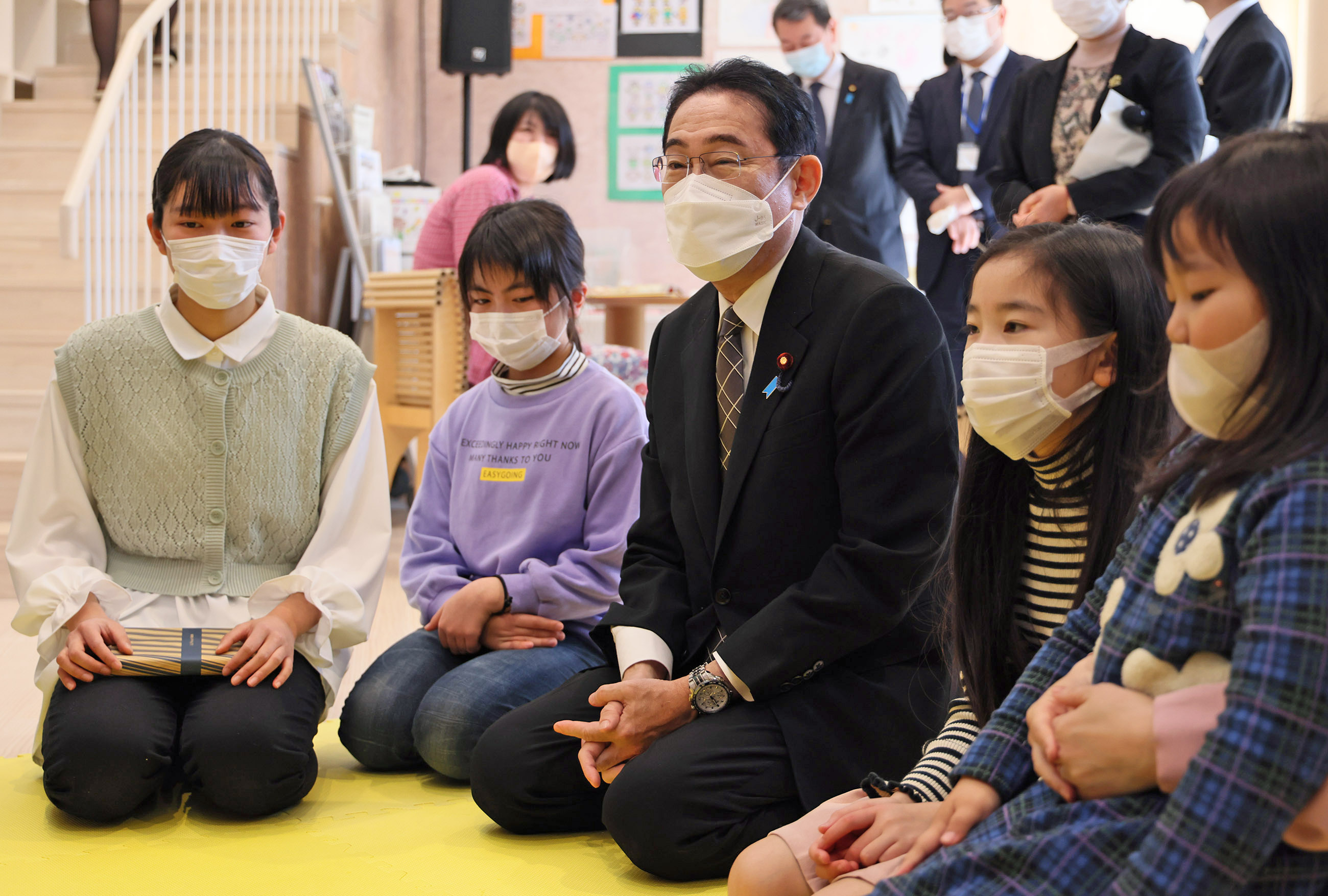 施設を見学する岸田総理２