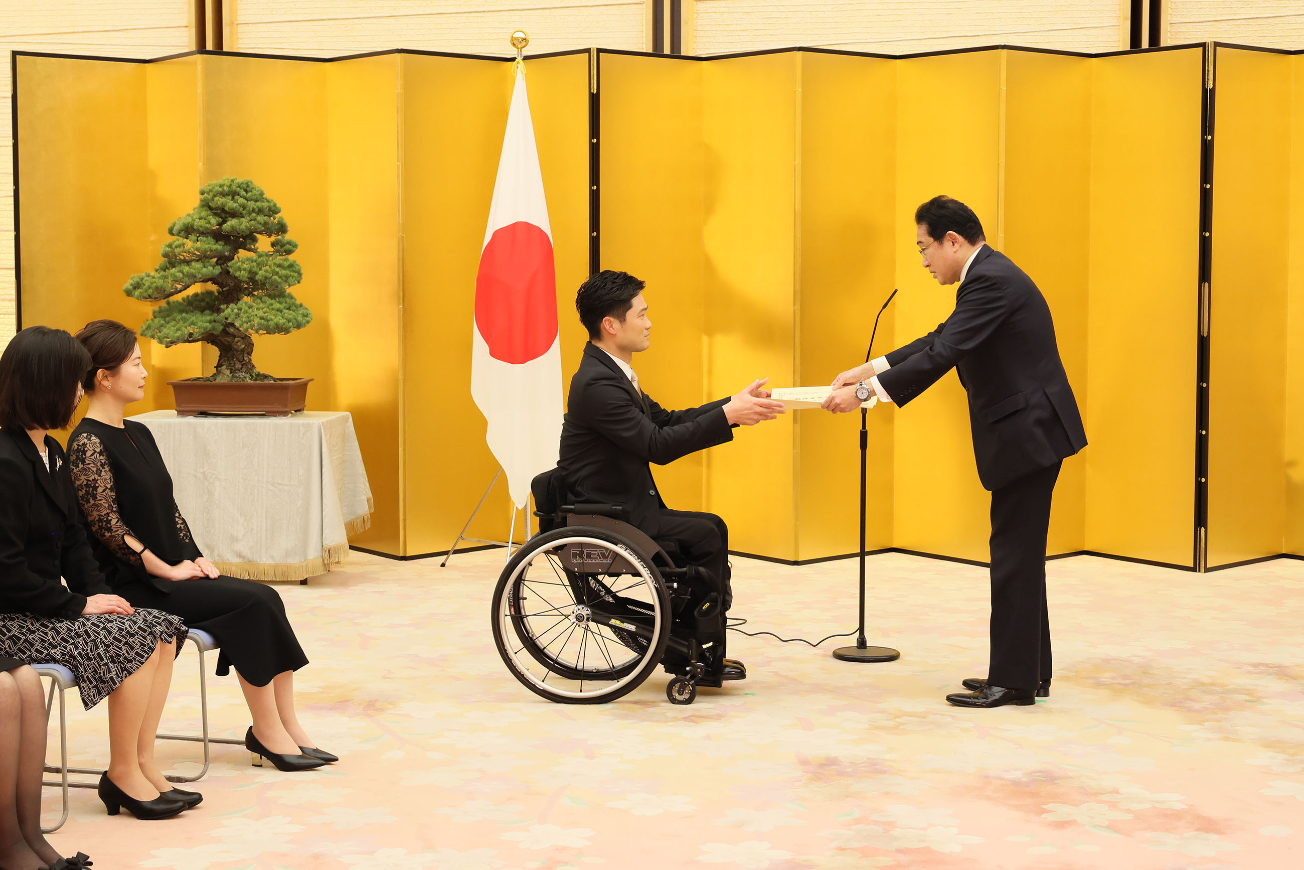 表彰式に臨む岸田総理３