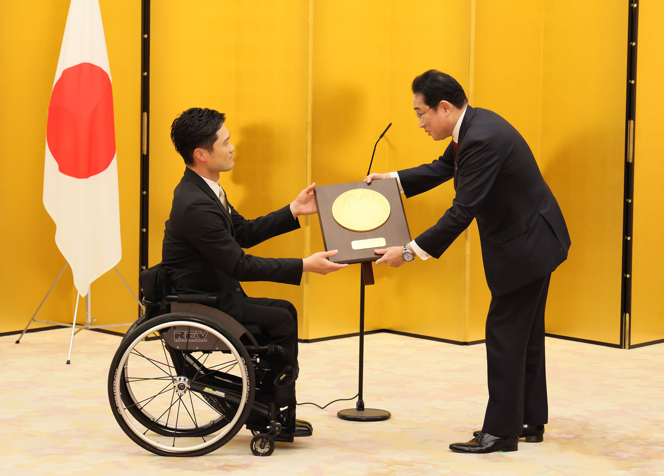 表彰式に臨む岸田総理４