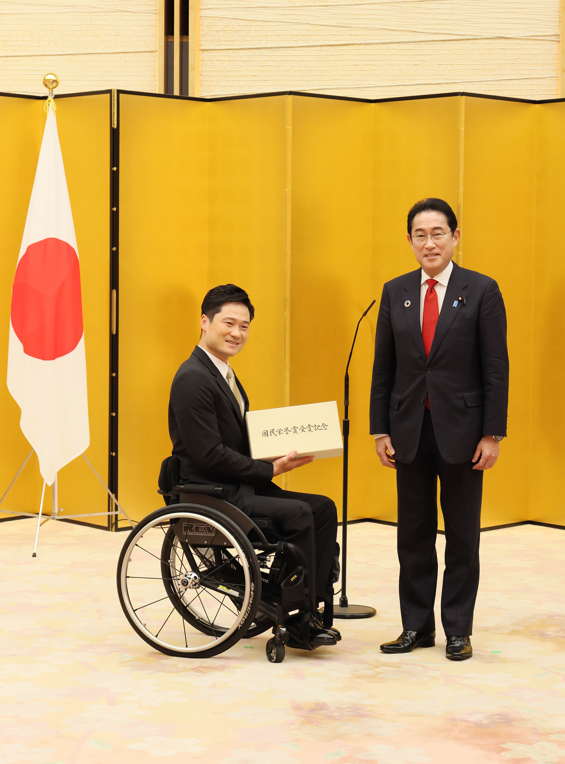 表彰式に臨む岸田総理５