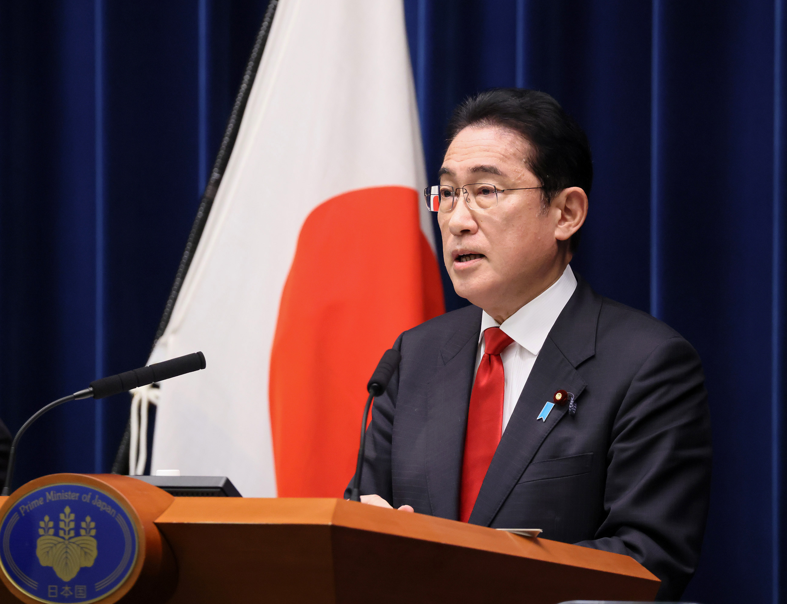 記者の質問に答える岸田総理１