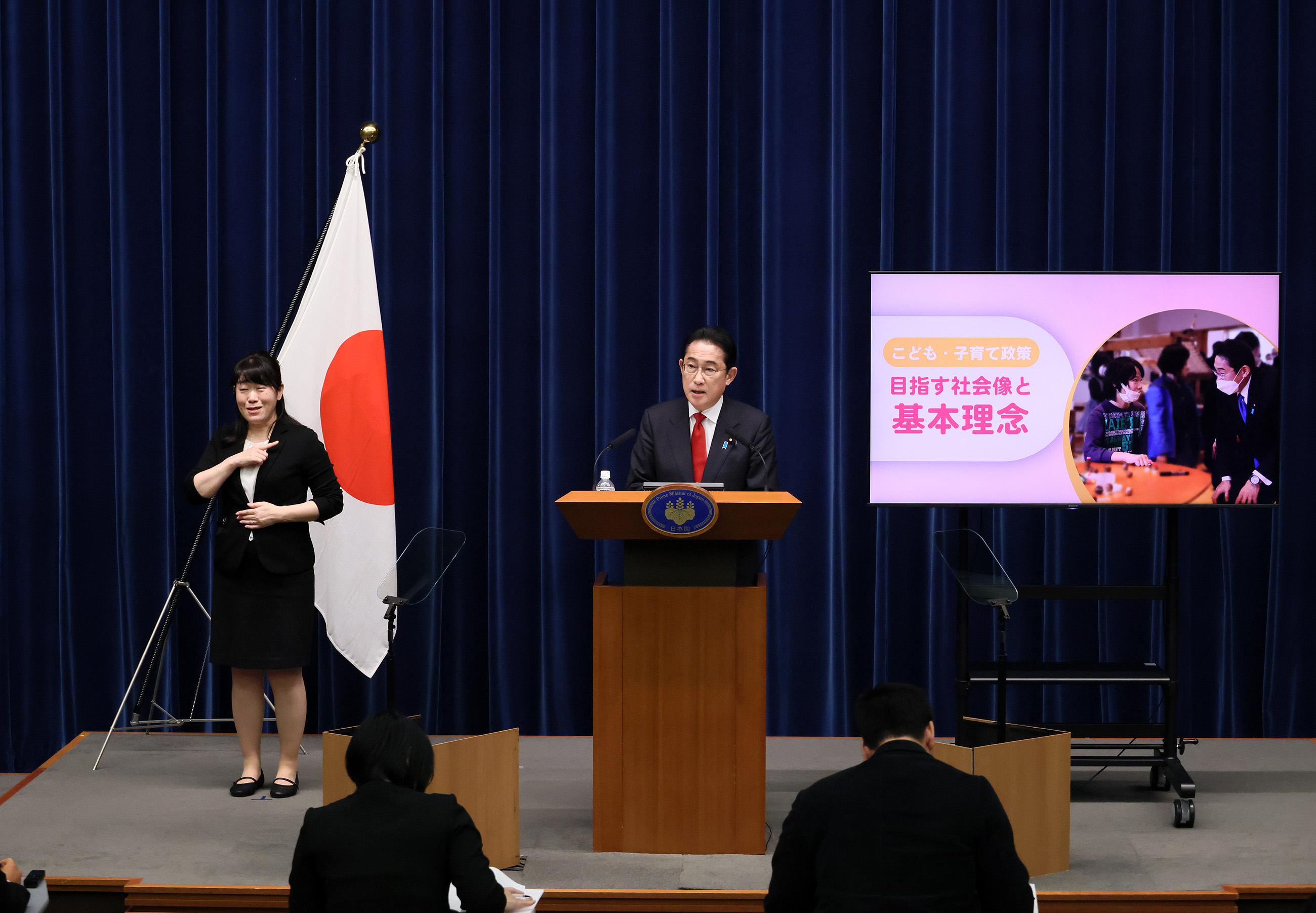 記者の質問に答える岸田総理２