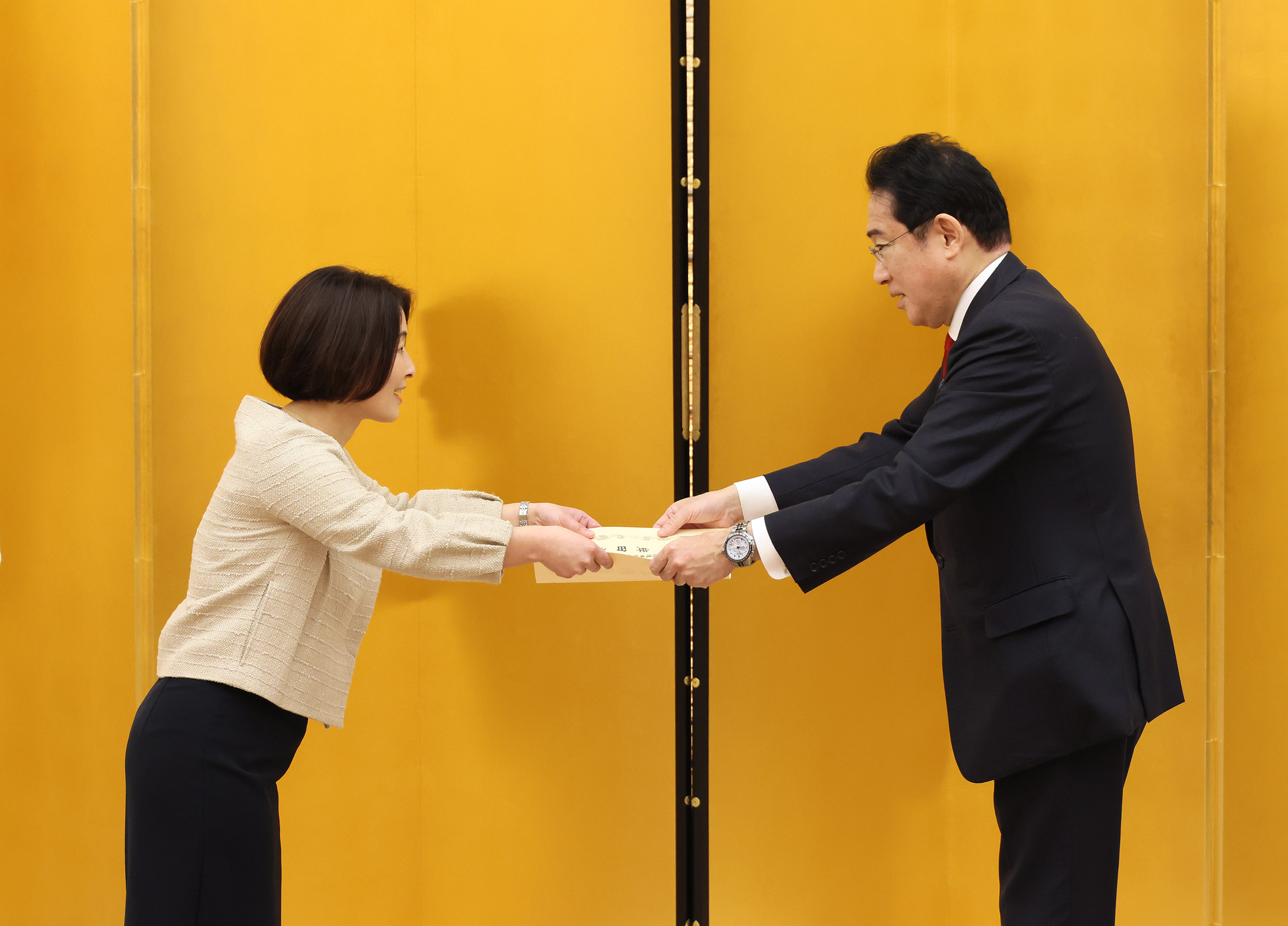 表彰状を授与する岸田総理２