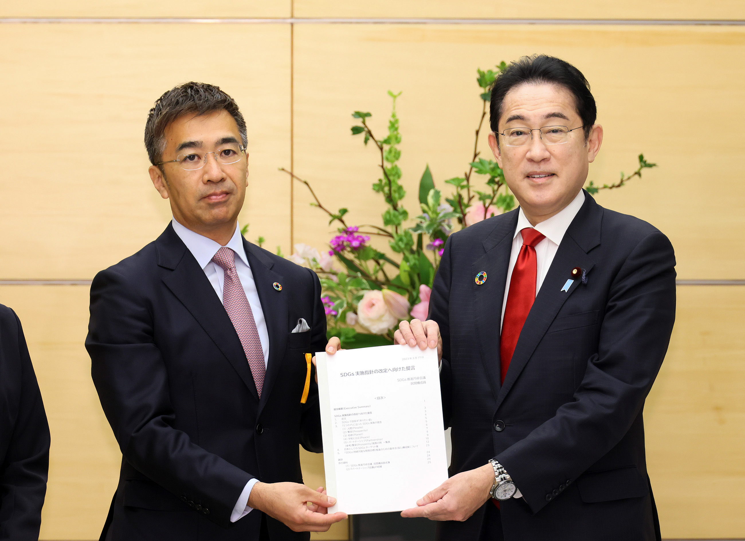 提言書を受け取る岸田総理２