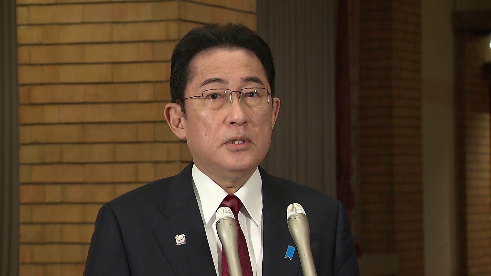 記者の質問に答える岸田総理