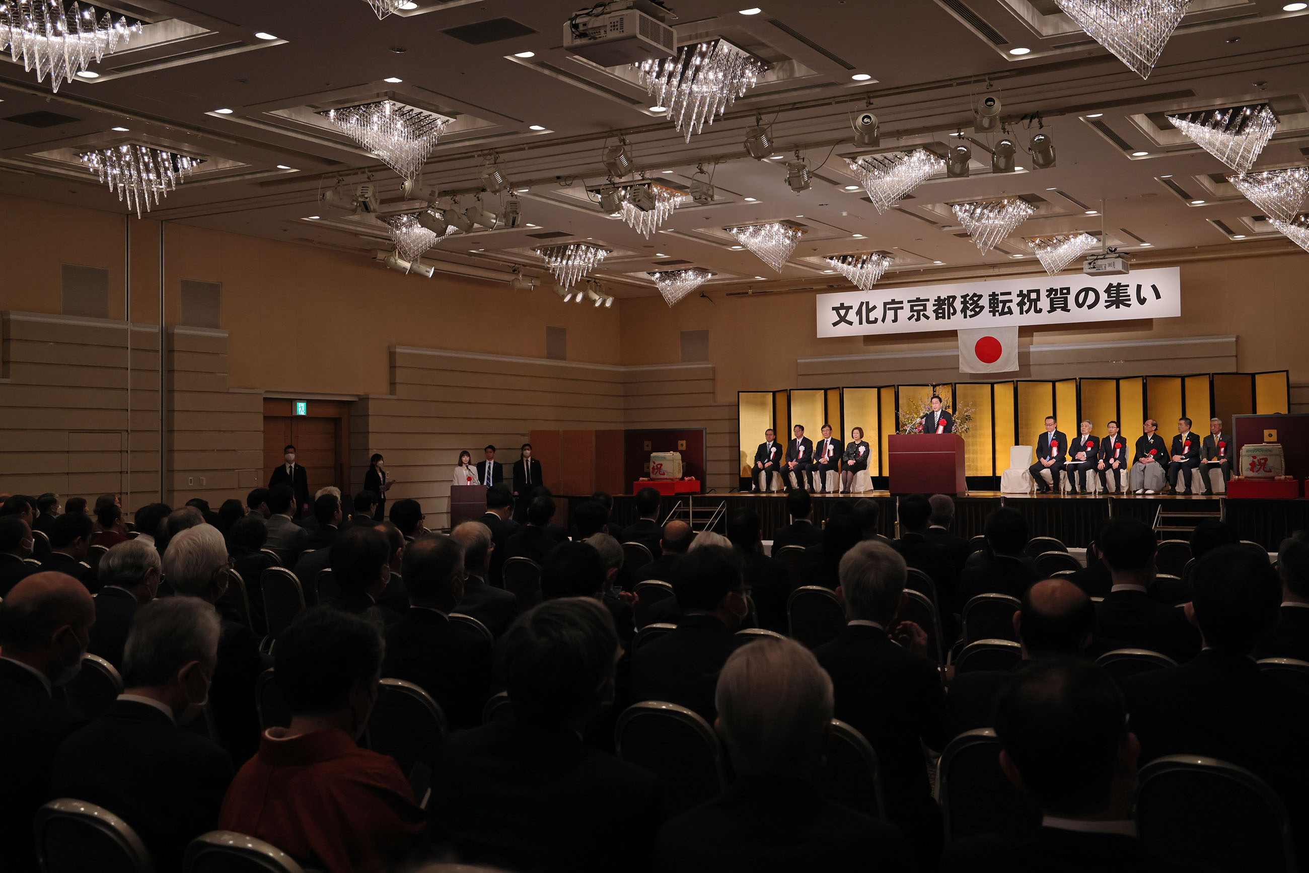 挨拶する岸田総理３