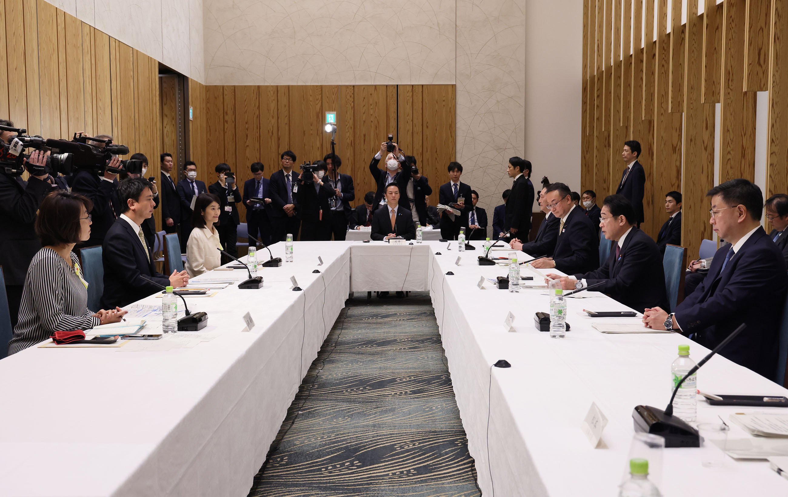 会議のまとめを行う岸田総理２