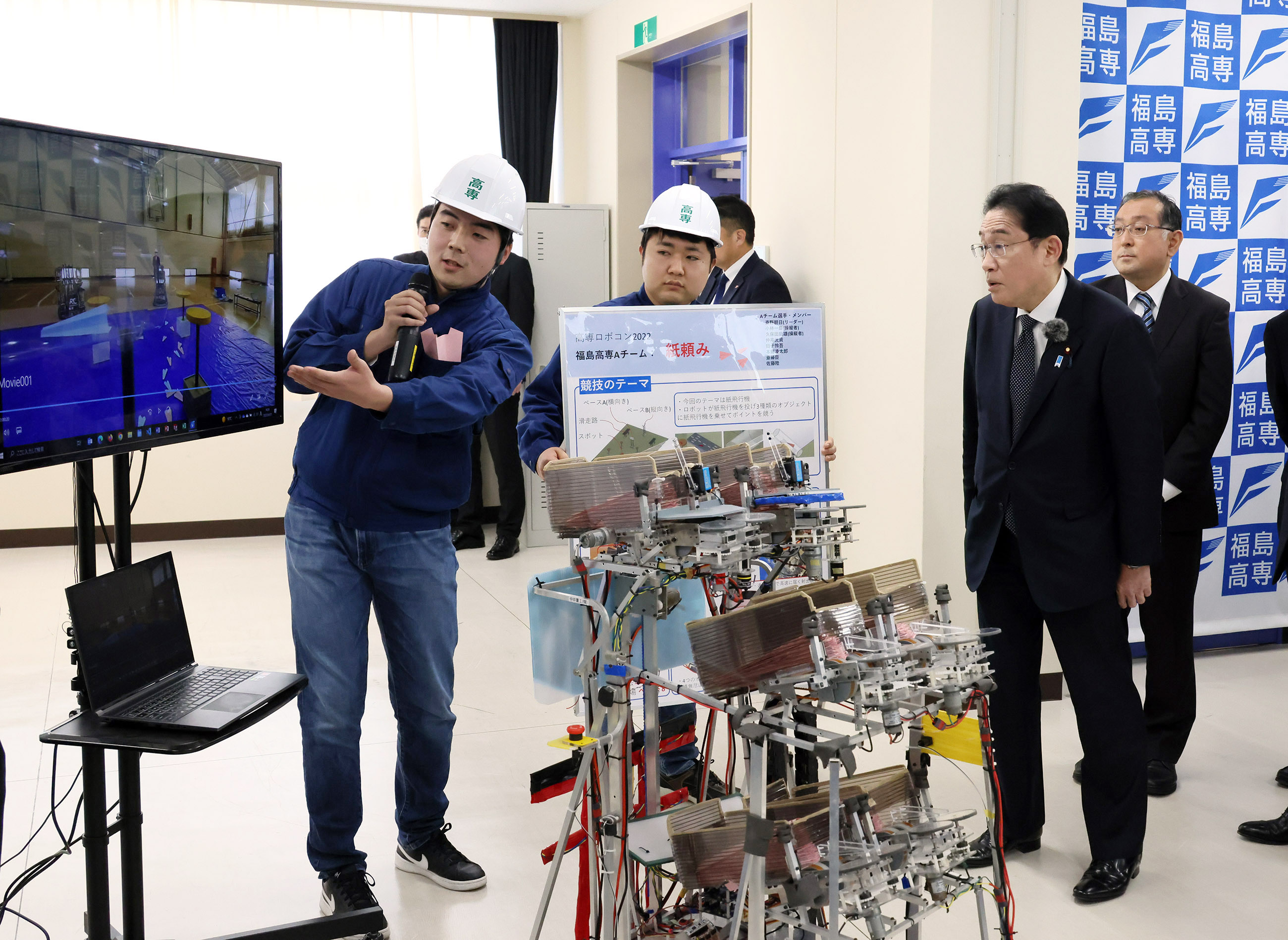 福島工業高等専門学校でプレゼンテーションを受ける岸田総理５