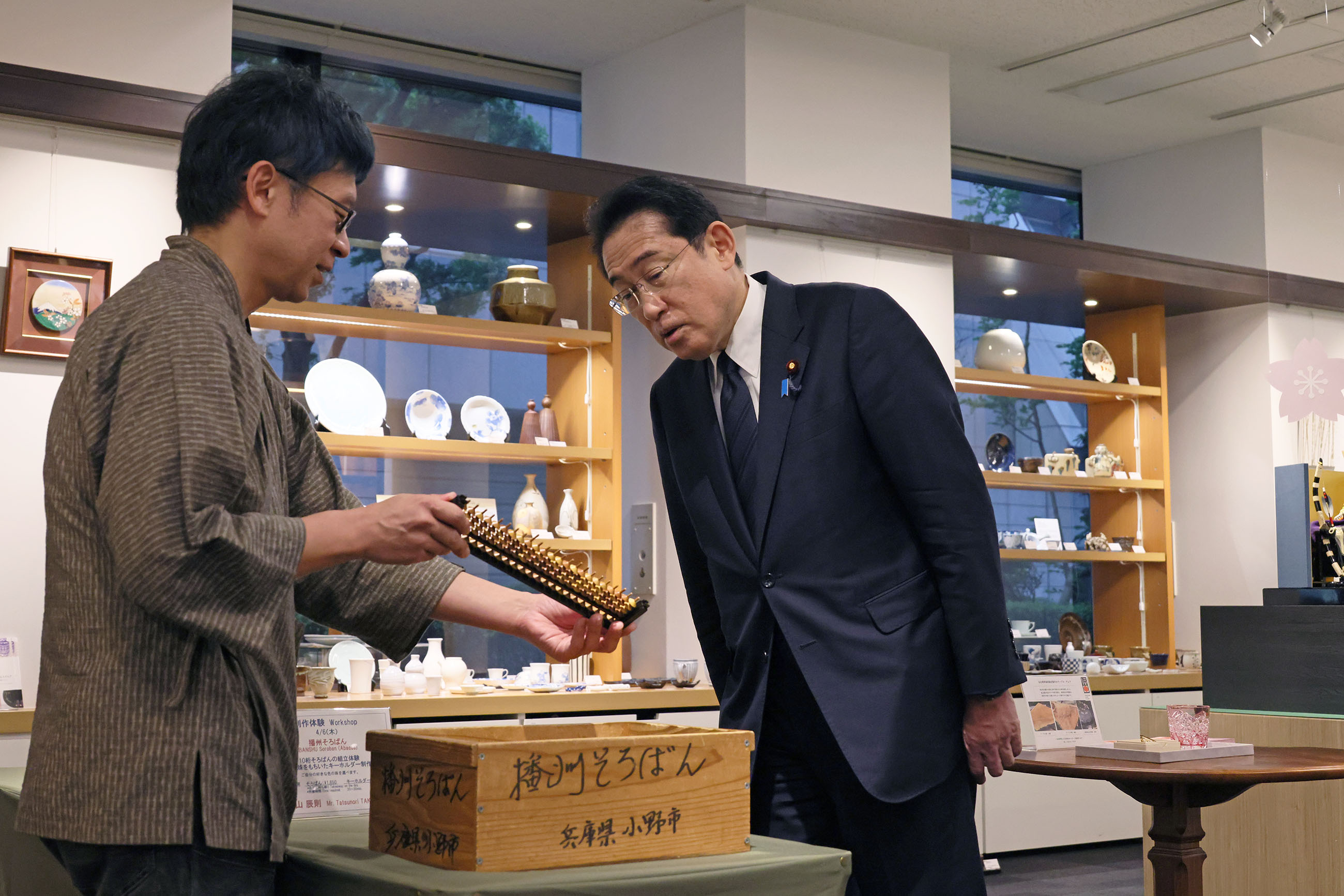 「伝統工芸　青山スクエア」を視察する岸田総理１