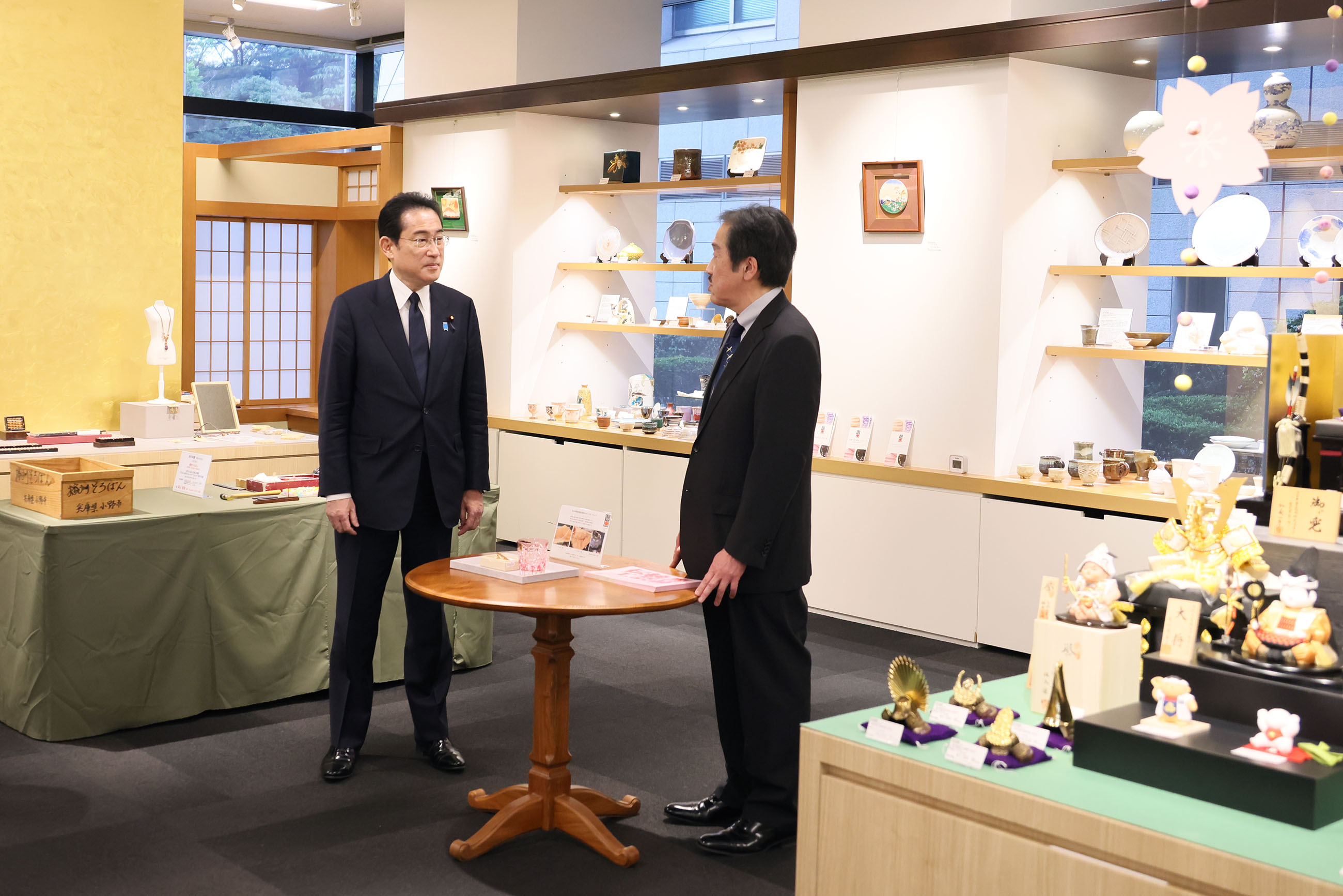 「伝統工芸　青山スクエア」を視察する岸田総理２