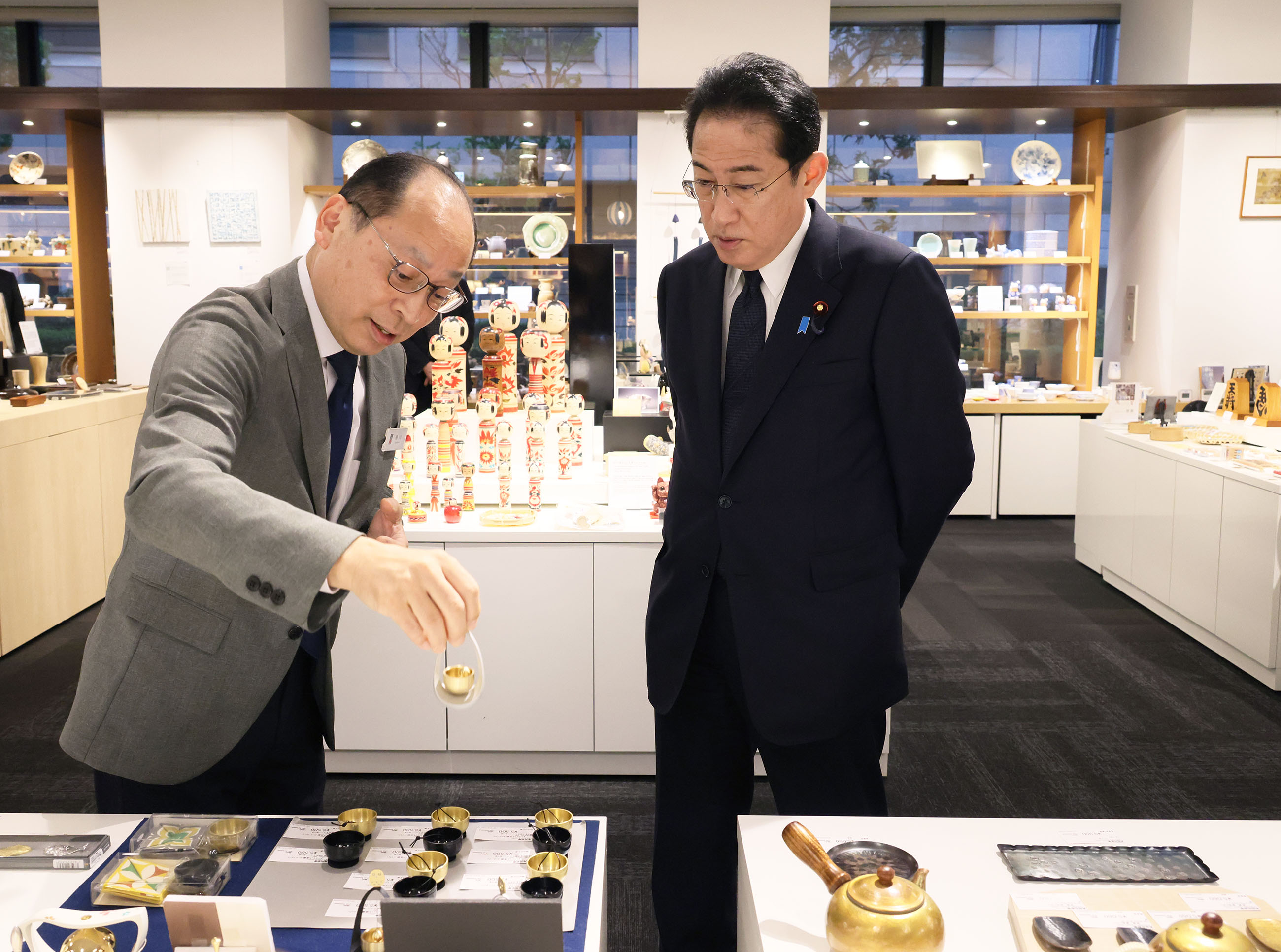 「伝統工芸　青山スクエア」を視察する岸田総理３