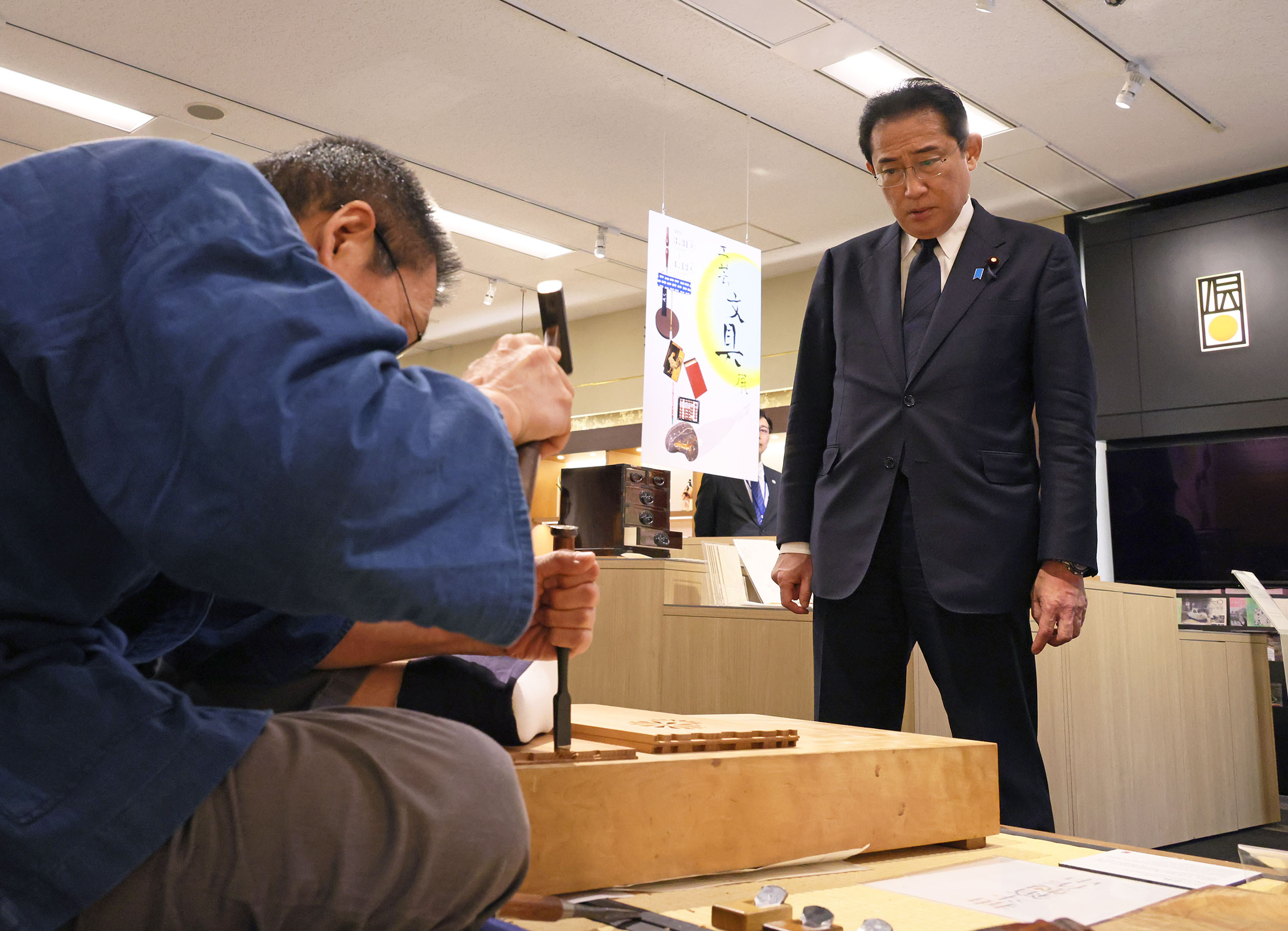 「伝統工芸　青山スクエア」を視察する岸田総理５