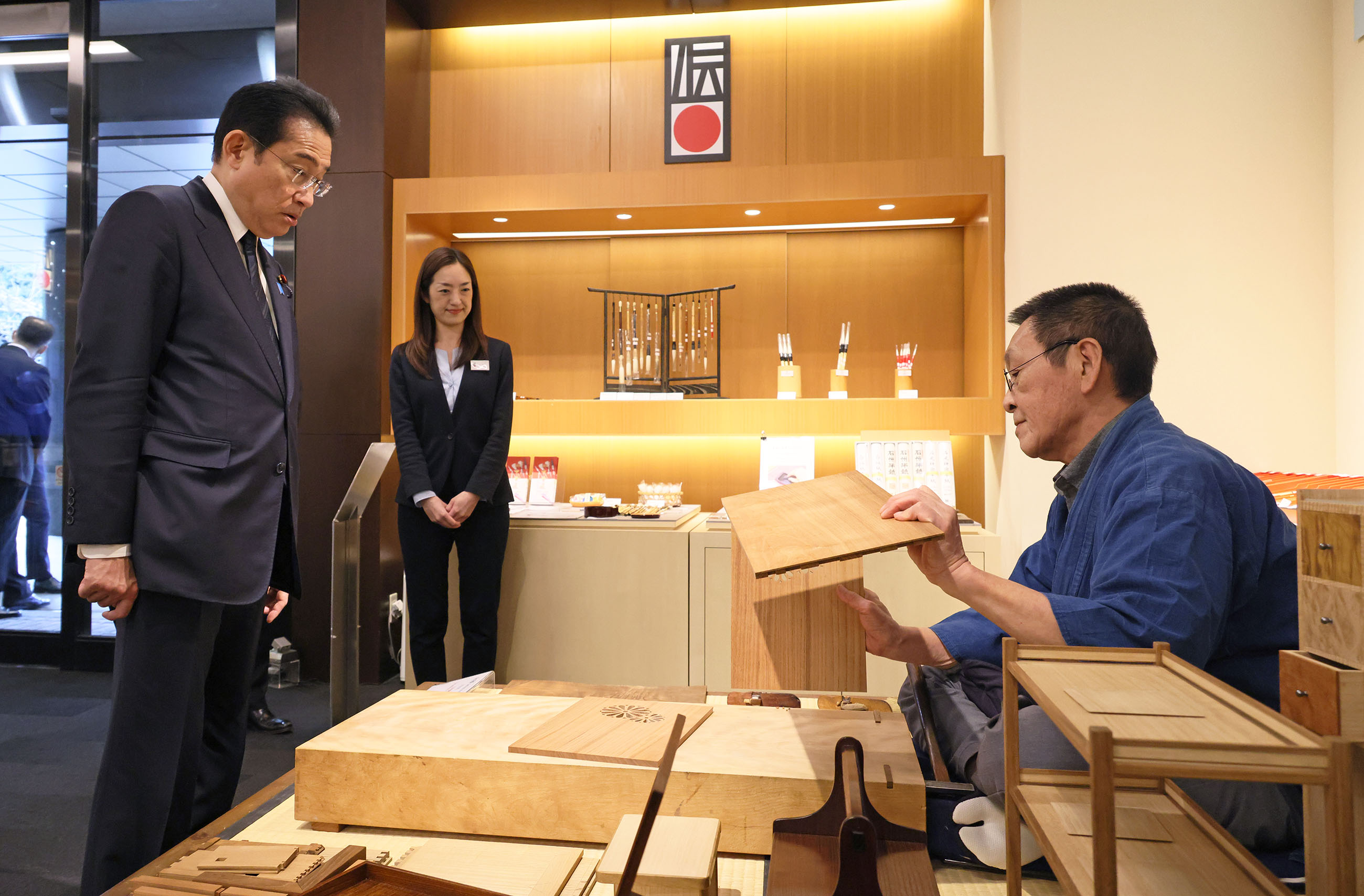 「伝統工芸　青山スクエア」を視察する岸田総理６