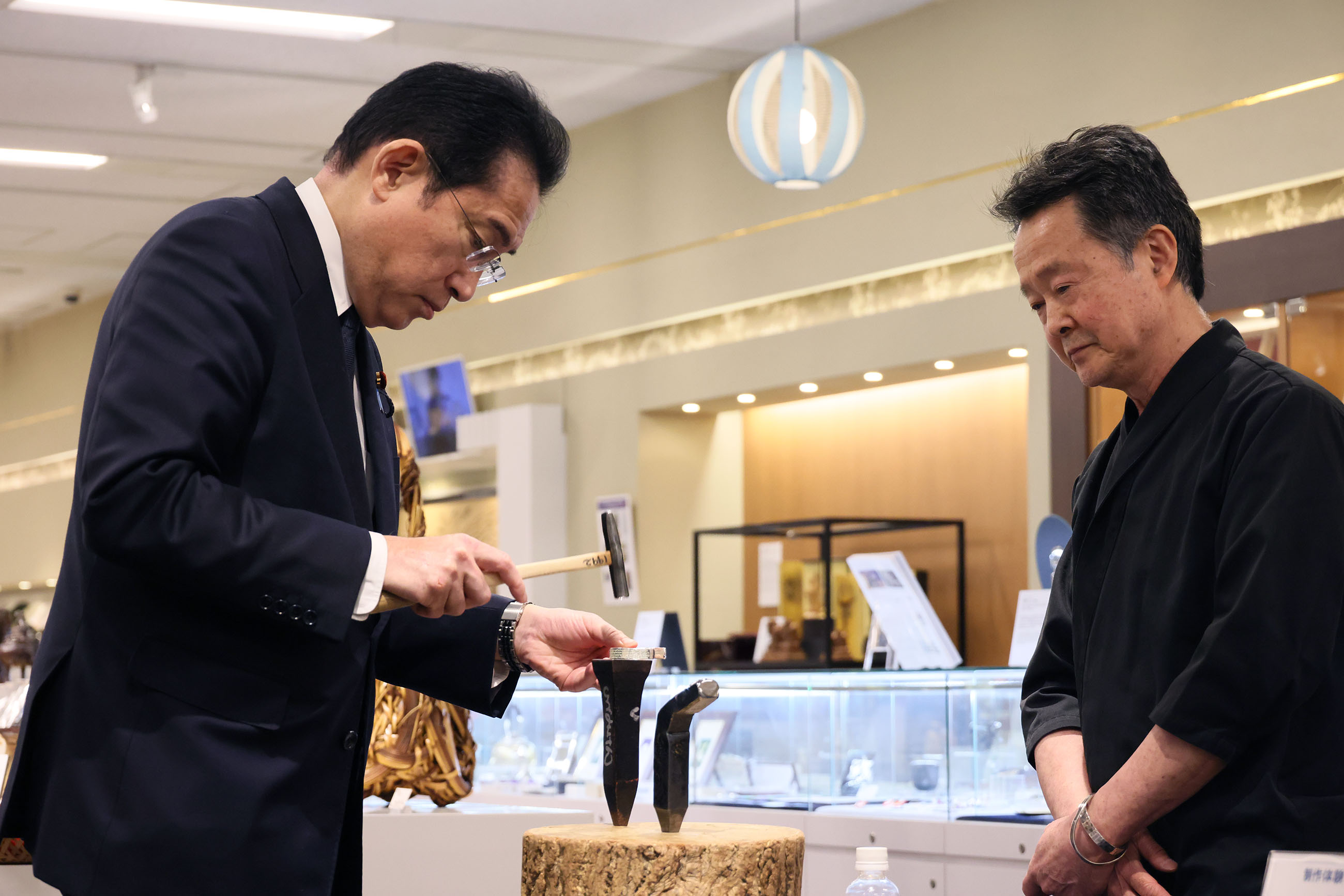 伝統的工芸品の製作体験をする岸田総理２