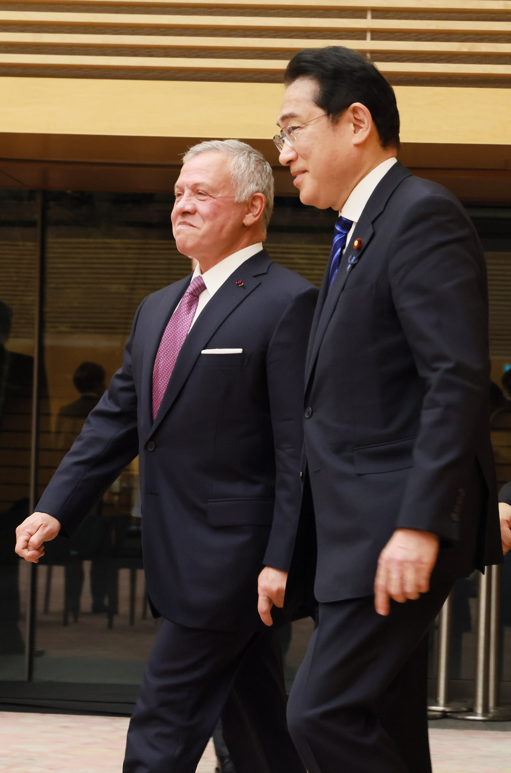 署名式に立ち会う両首脳１