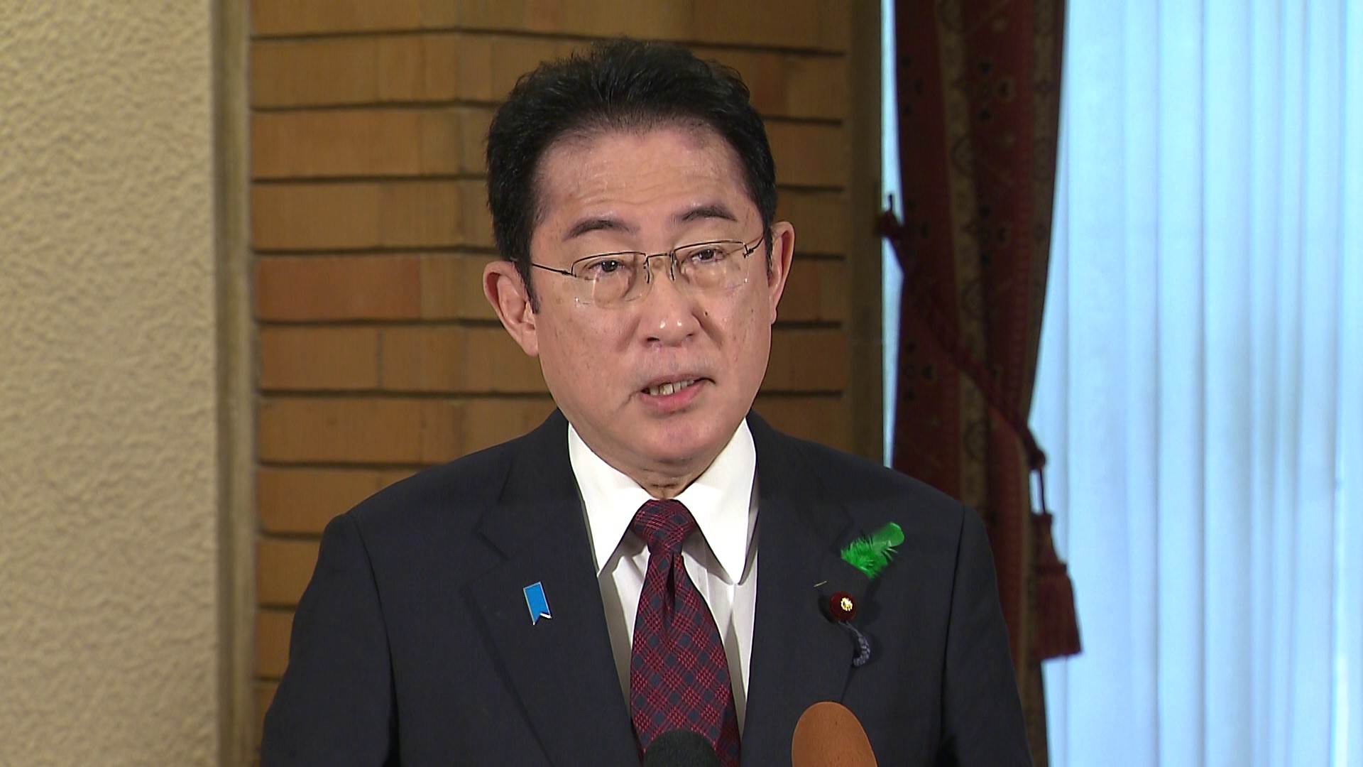 記者の質問に答える岸田総理