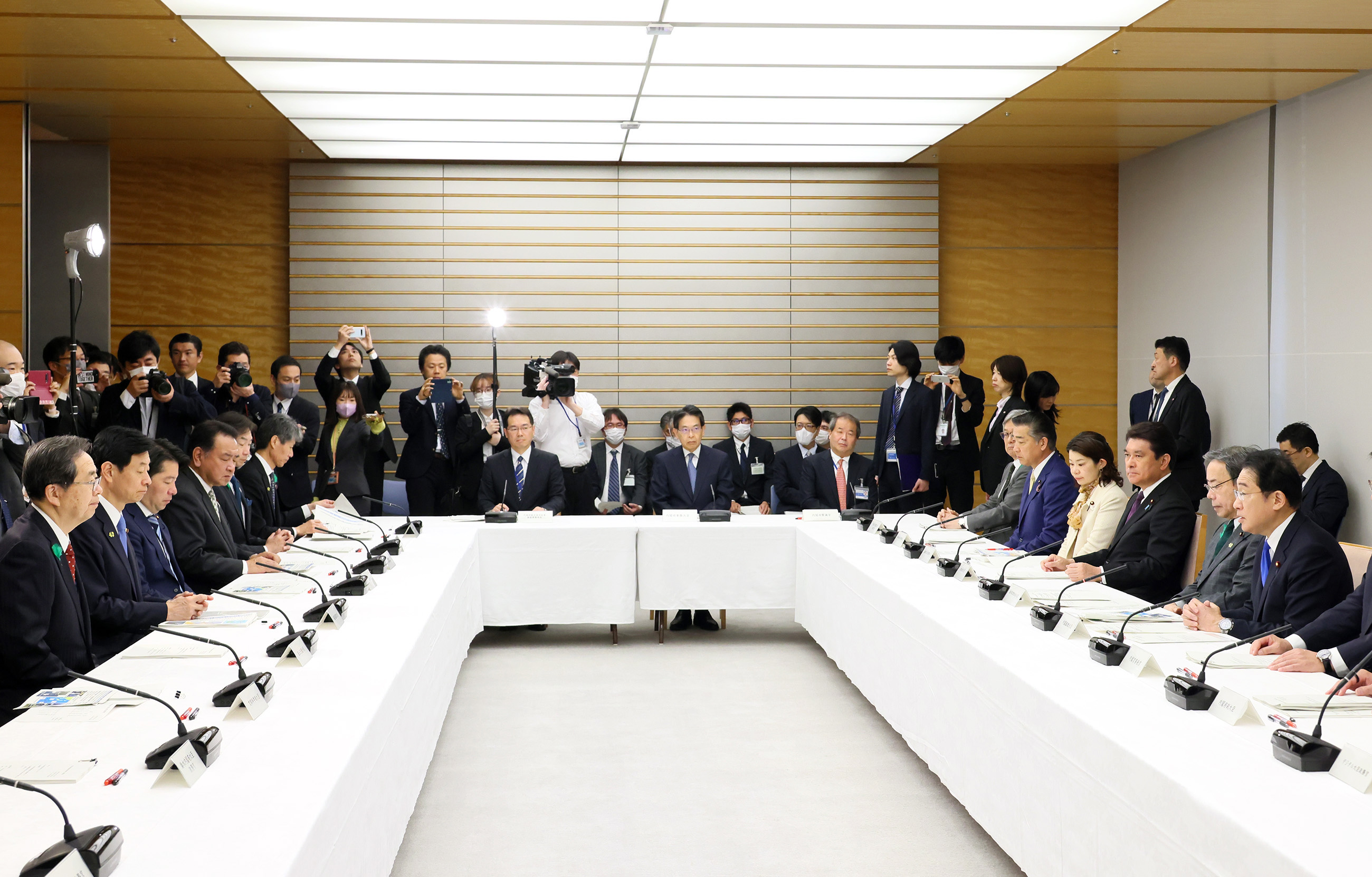 会議のまとめを行う岸田総理２