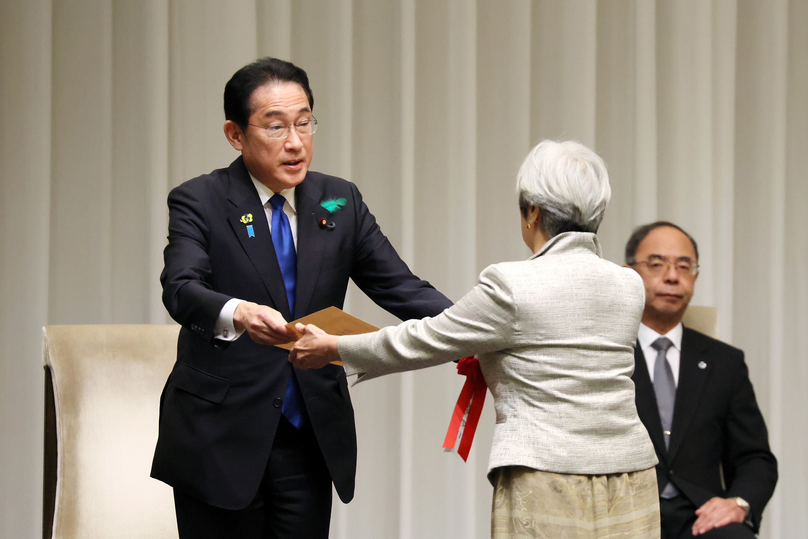 賞を授与する岸田総理２