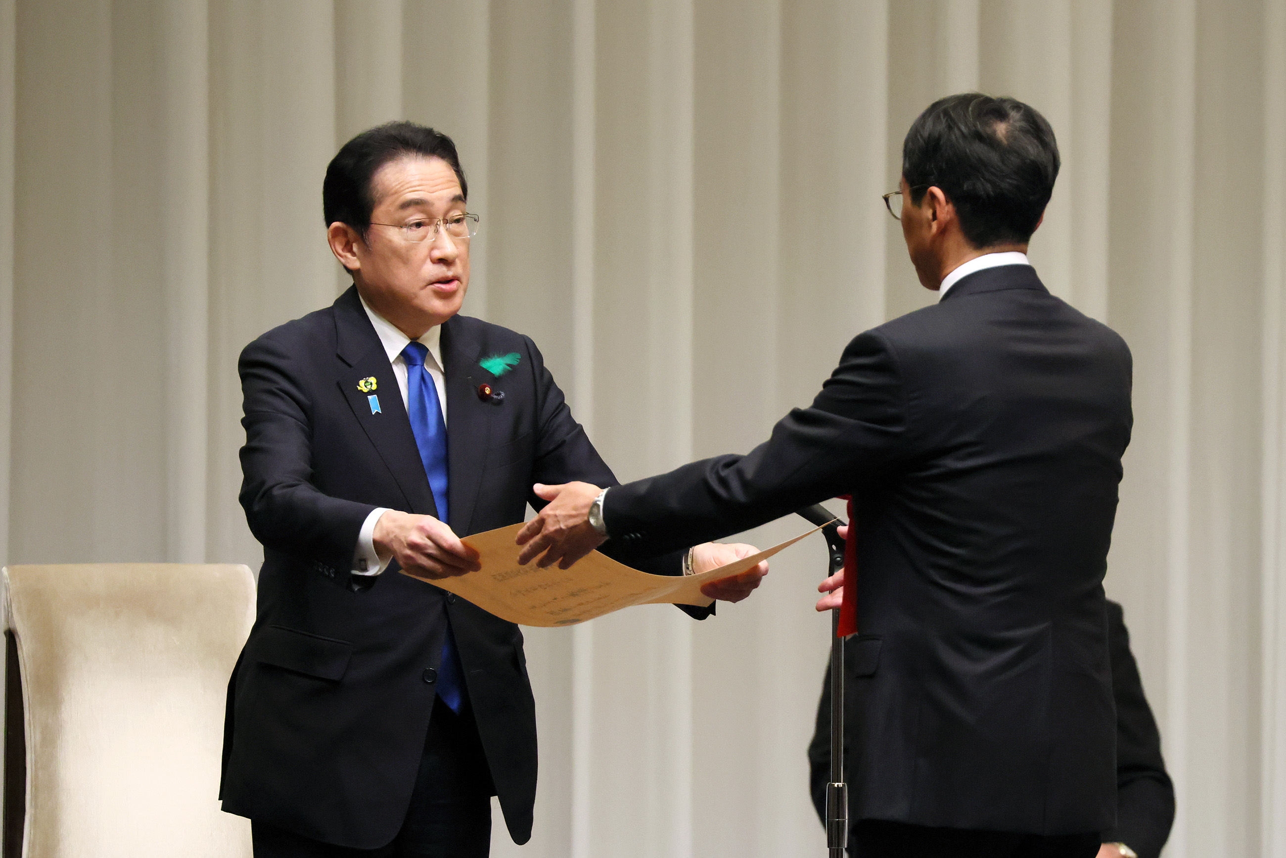 賞を授与する岸田総理４