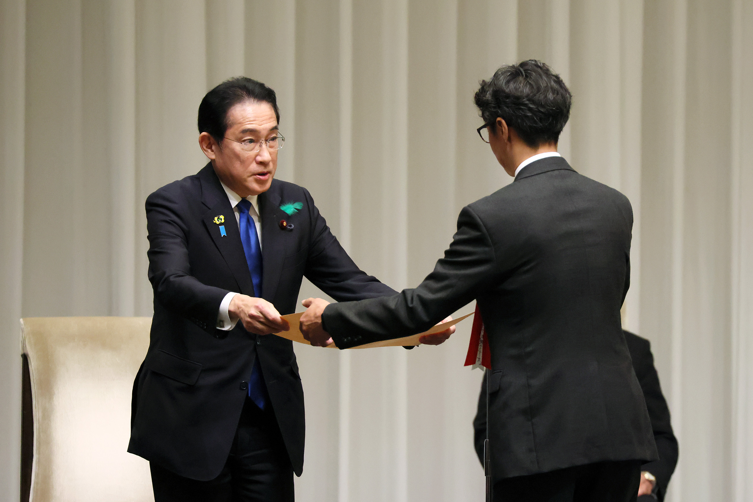 賞を授与する岸田総理６