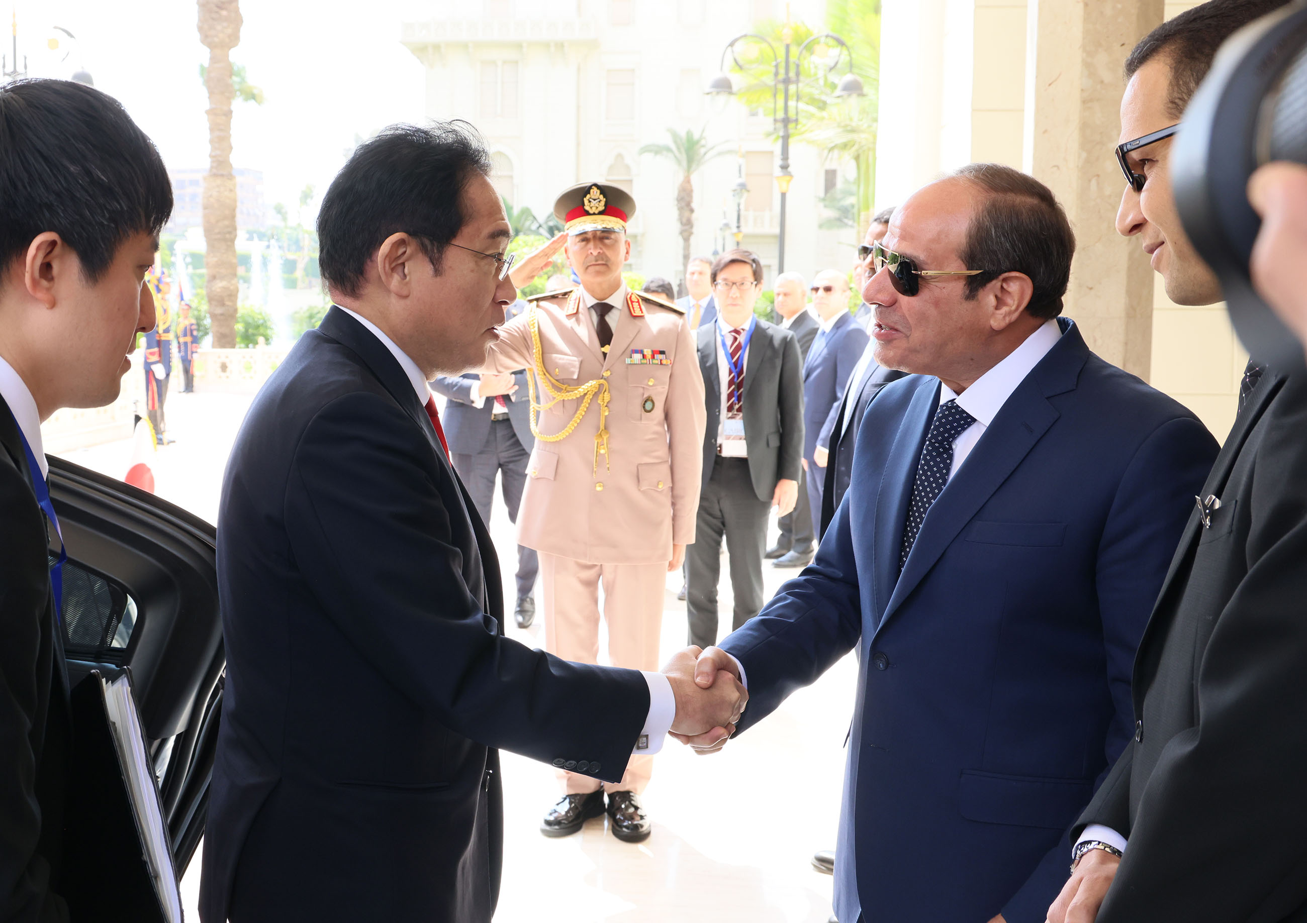 アブドゥルファッターハ・エルシーシ大統領による出迎えを受ける岸田総理