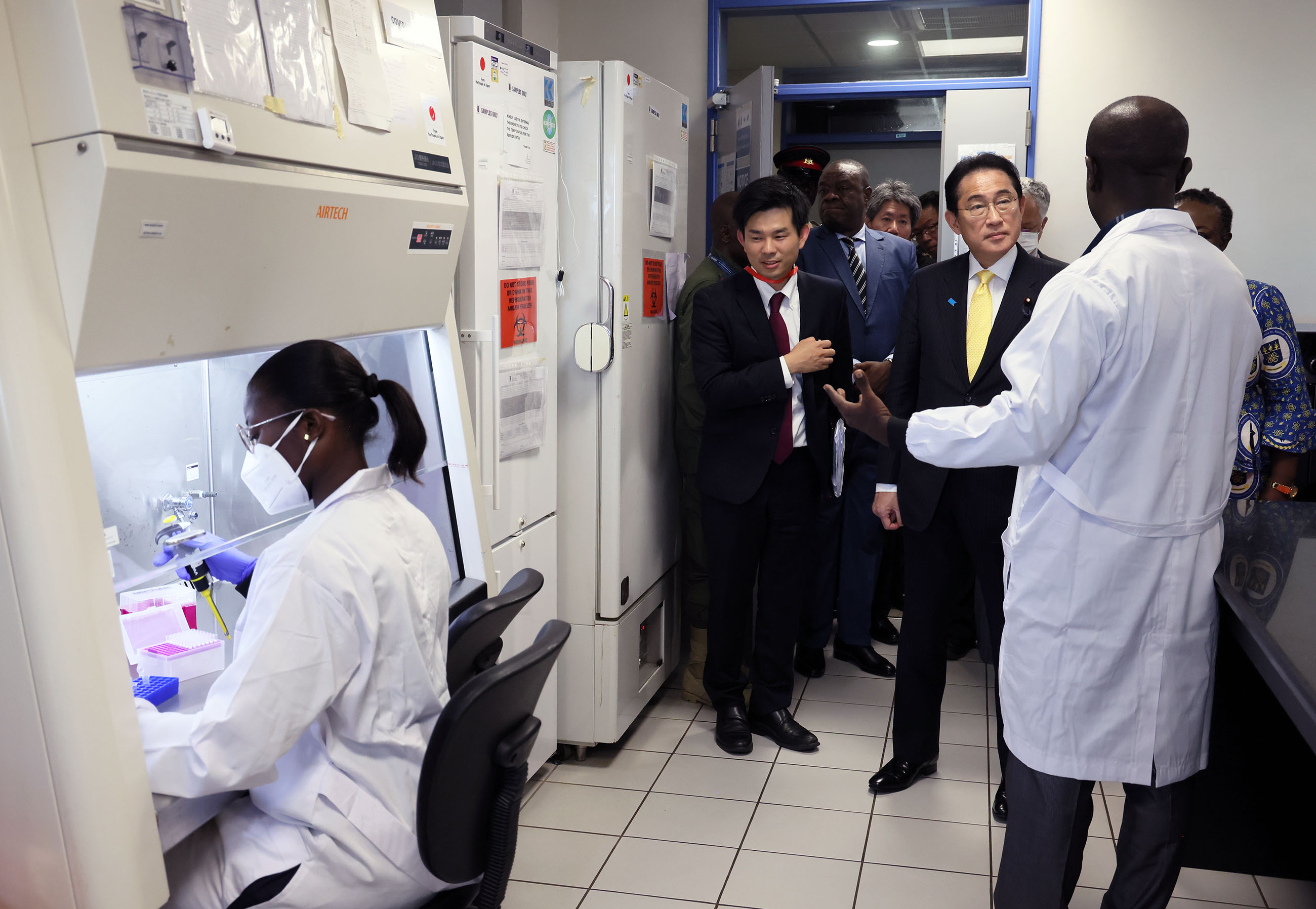 野口英世記念医学研究所を視察する岸田総理２