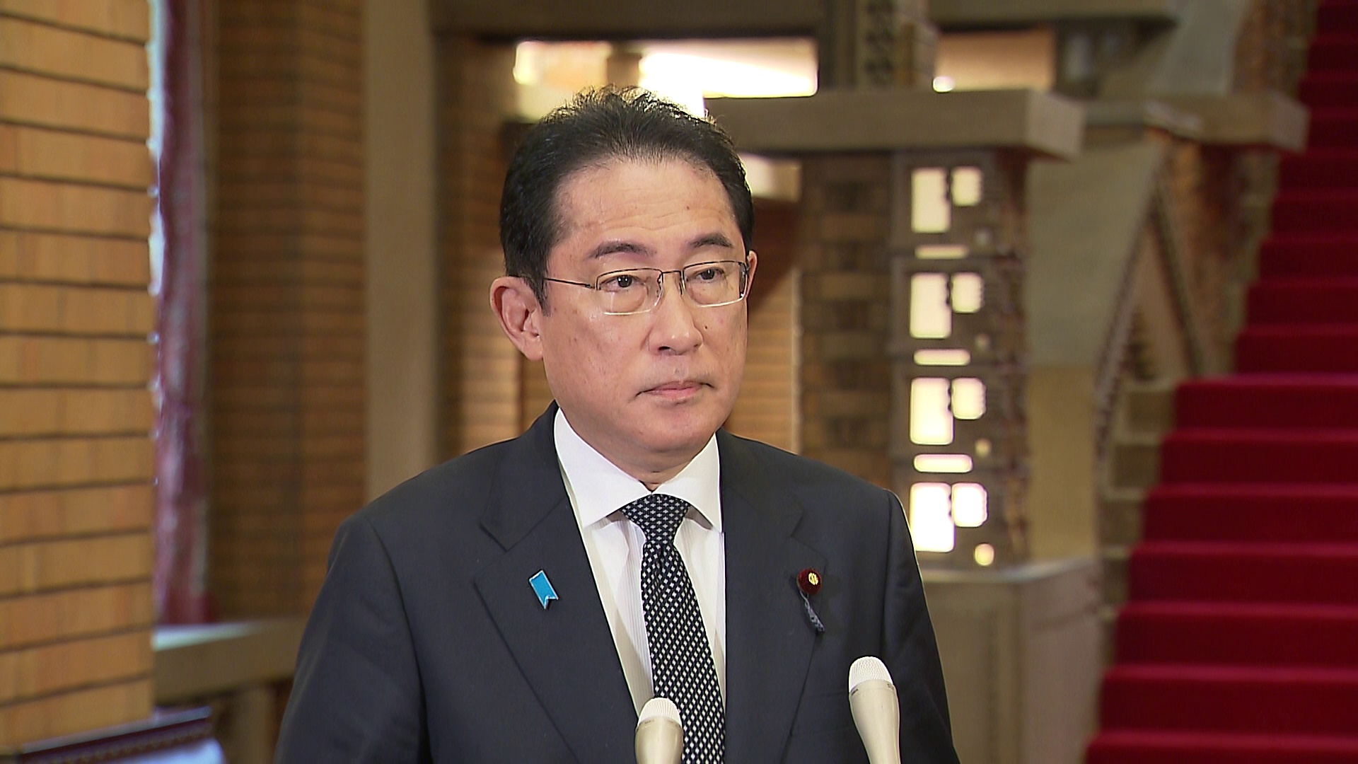 記者の質問に答える岸田総理