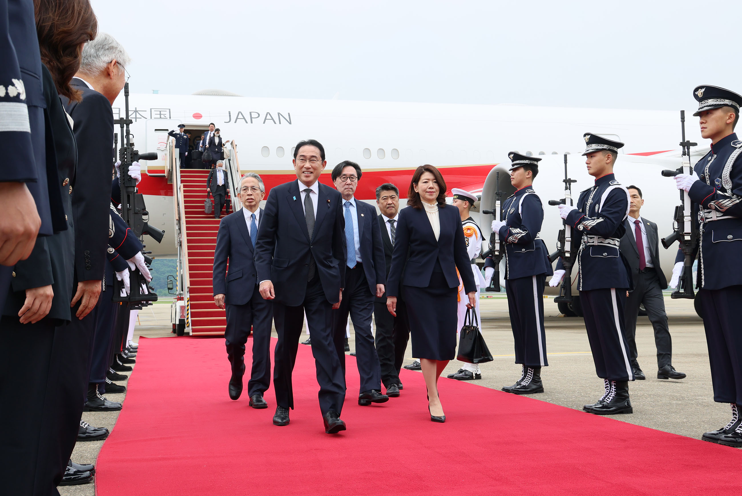 韓国に到着した岸田総理２