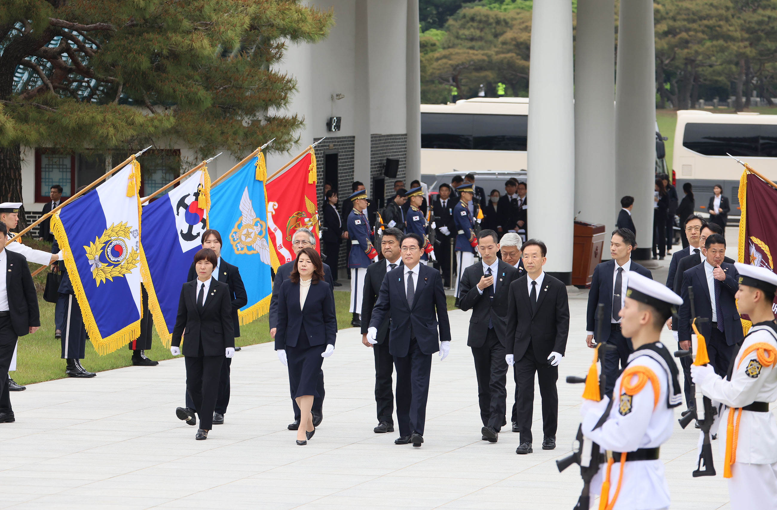 国立墓地（国立顕忠院）を訪問する岸田総理１