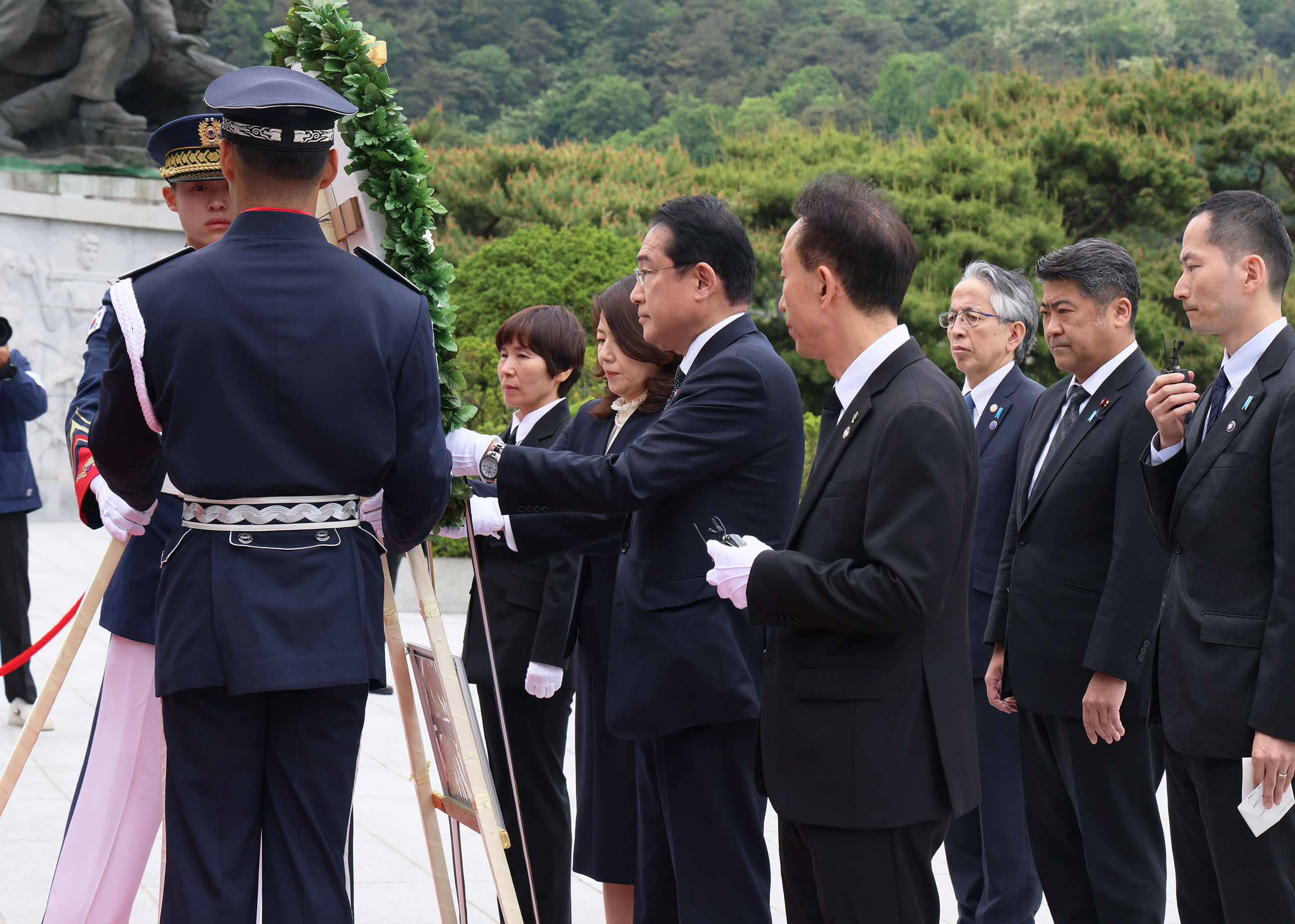 国立墓地（国立顕忠院）を訪問する岸田総理２