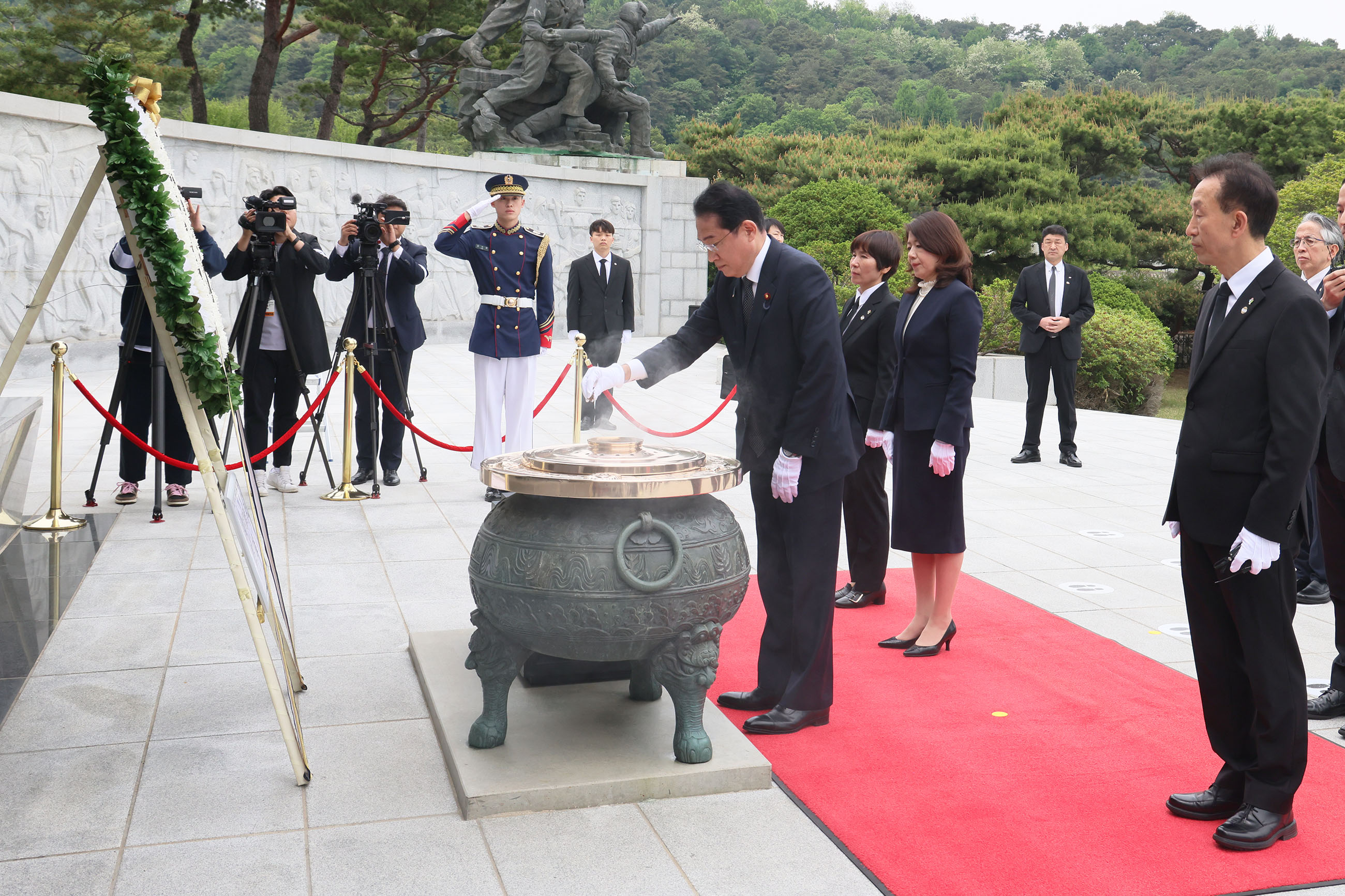 国立墓地（国立顕忠院）を訪問する岸田総理３