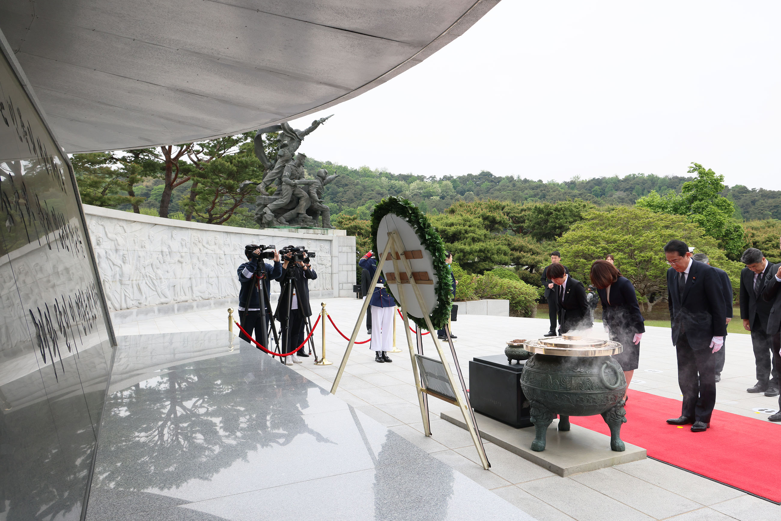 国立墓地（国立顕忠院）を訪問する岸田総理４