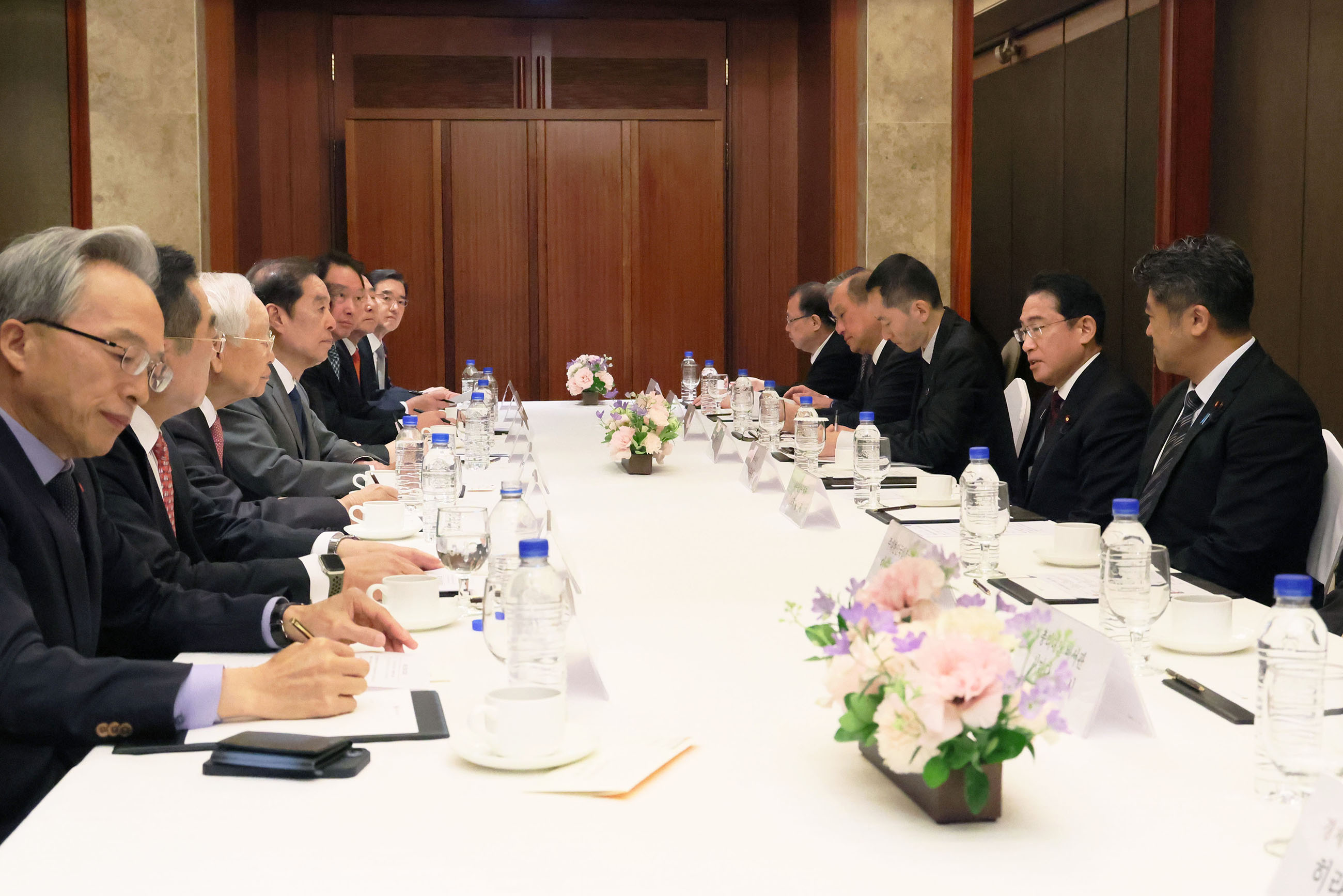 韓国経済関係者と懇談する岸田総理１