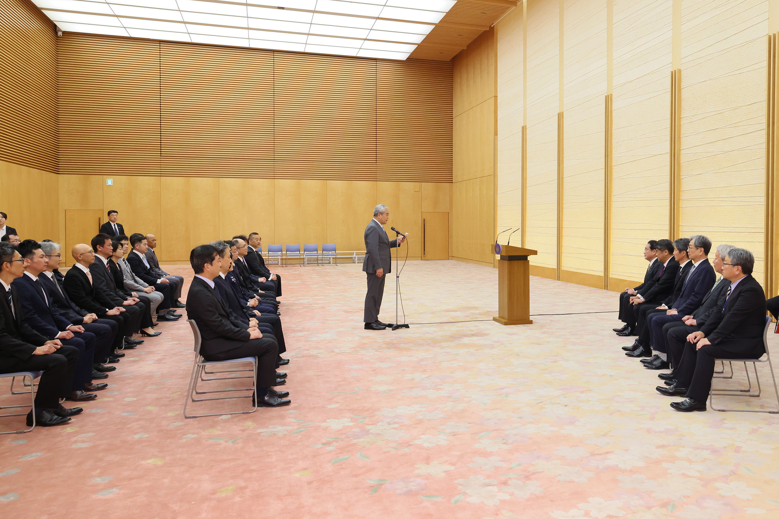 表敬を受ける岸田総理１