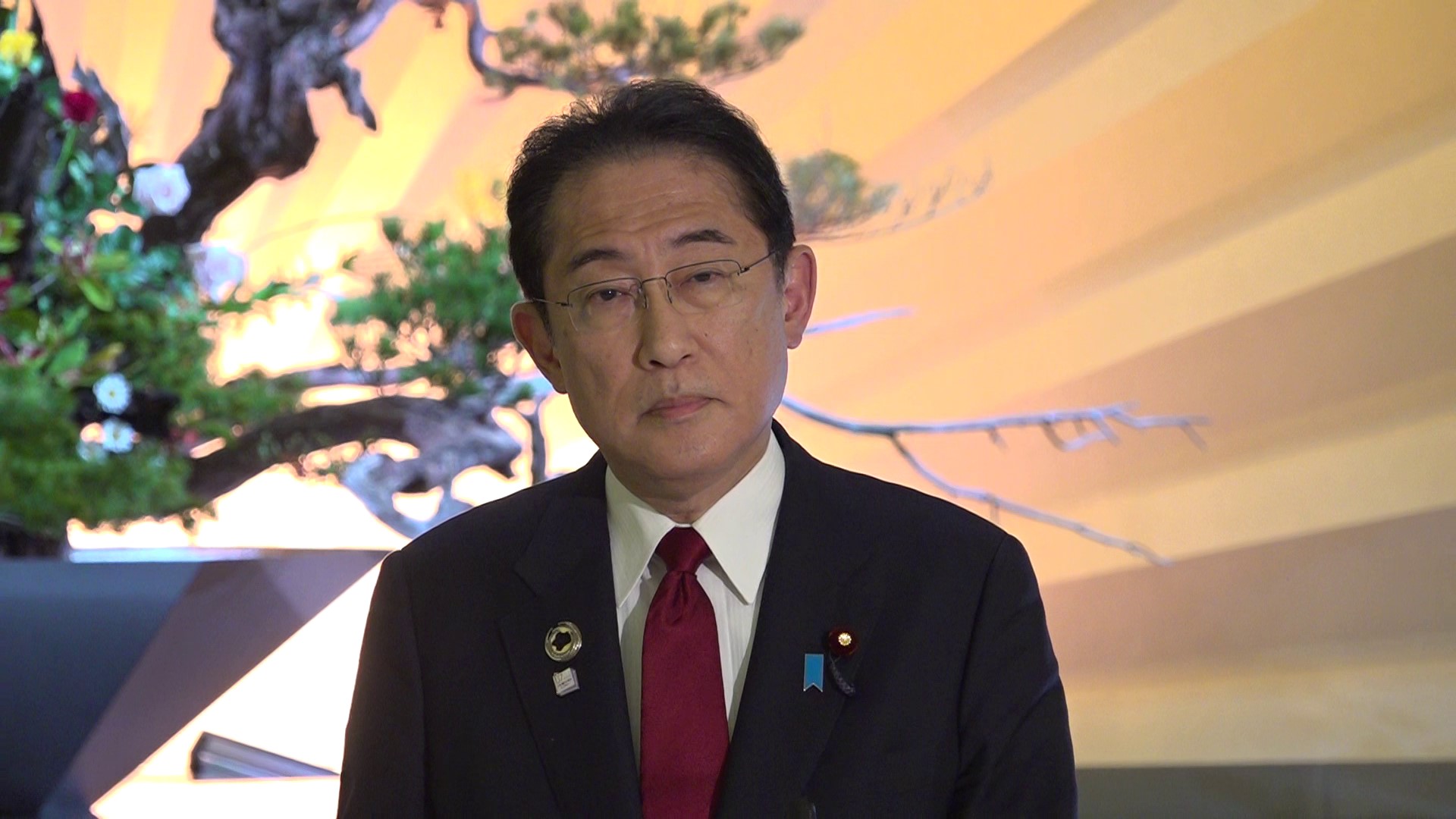 記者の質問に答える岸田総理