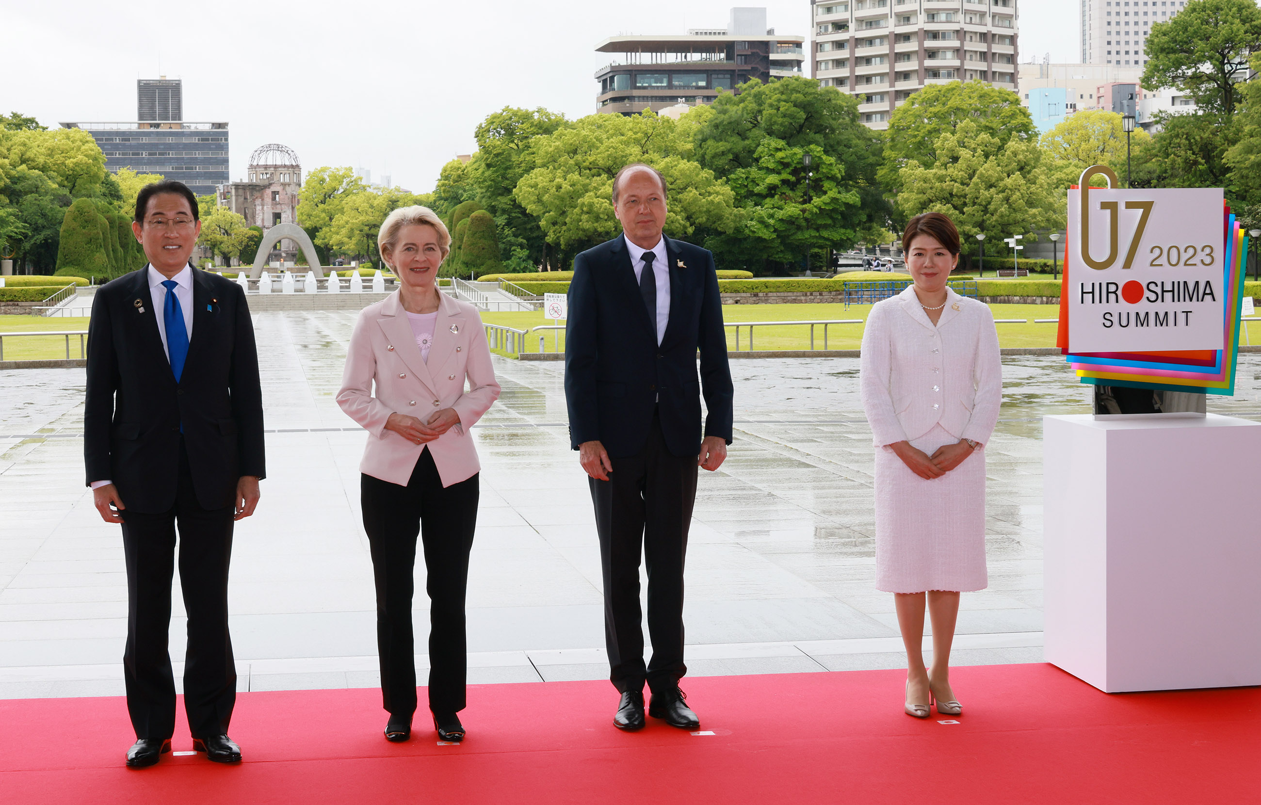 フォン＝デア＝ライエン欧州委員会委員長夫妻を出迎える岸田総理