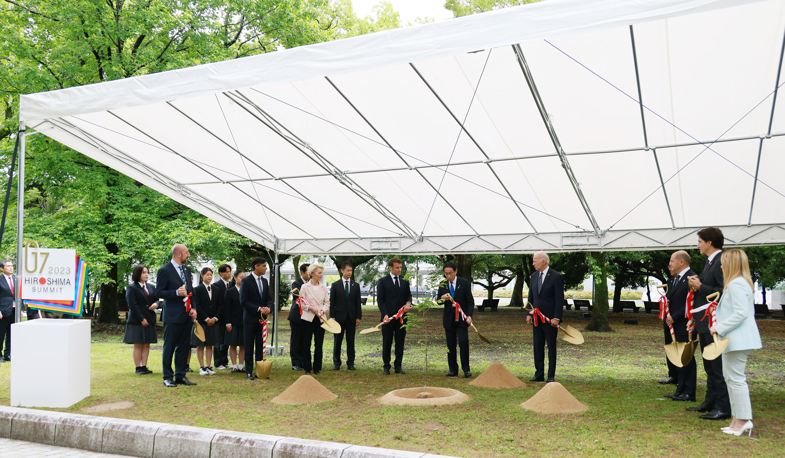 植樹をする岸田総理１