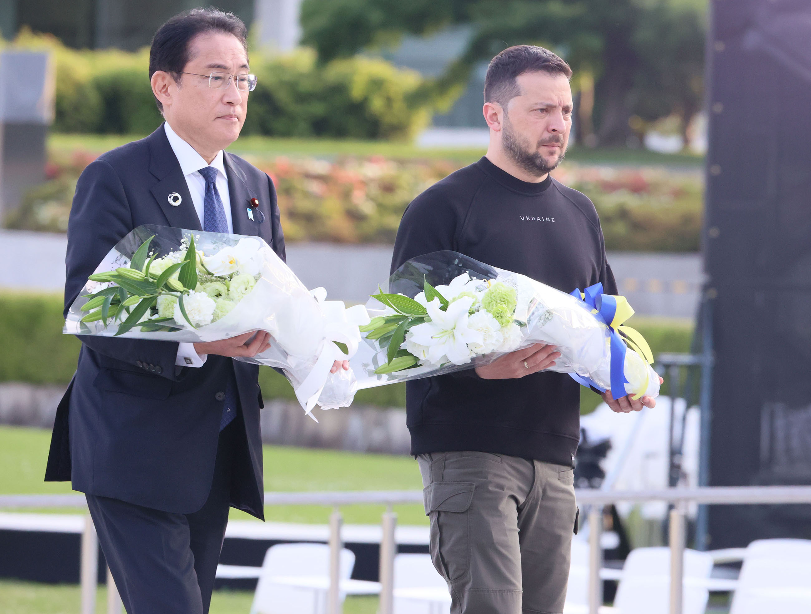 原爆死没者慰霊碑に献花する岸田総理１