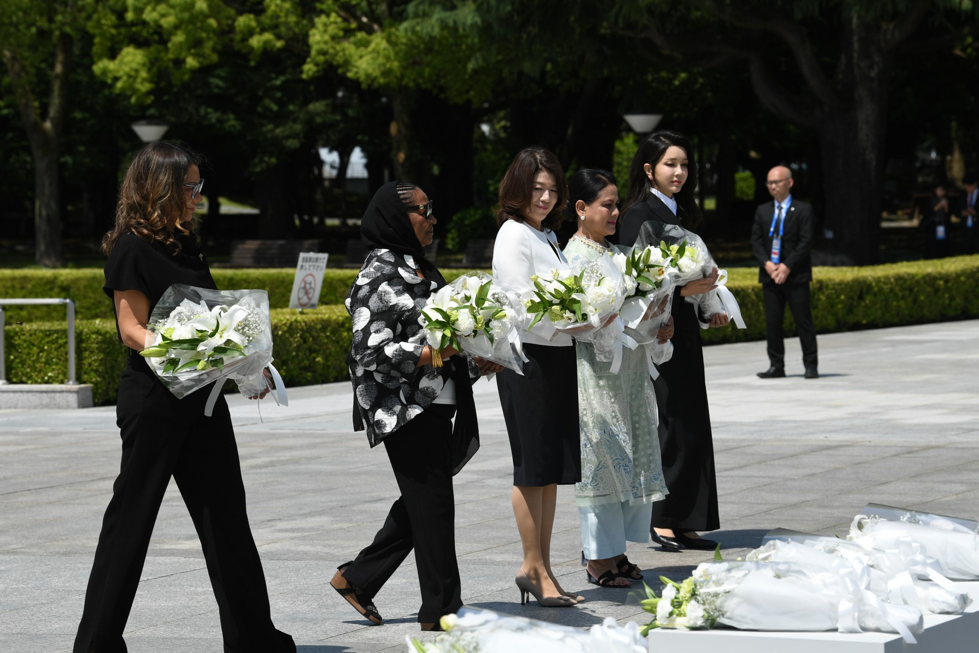 平和記念公園行事に参加する岸田裕子総理大臣夫人２（Ｇ７ホストフォト）