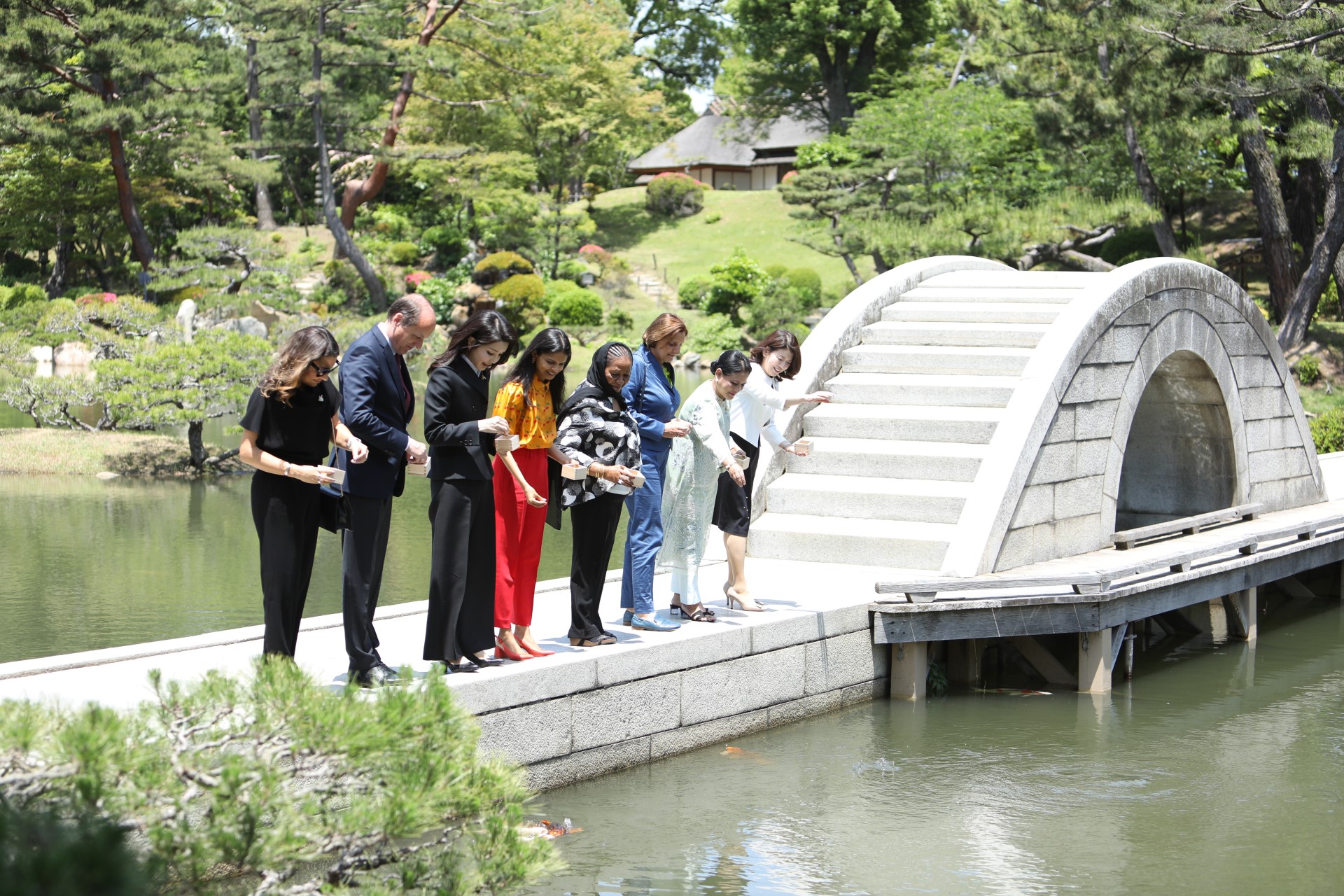 縮景園を訪問する岸田裕子総理大臣夫人３（Ｇ７ホストフォト）