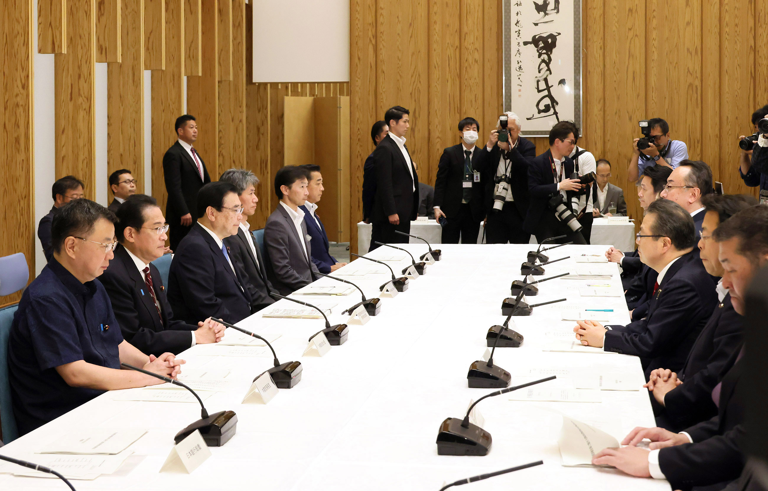 会議に臨む岸田総理２