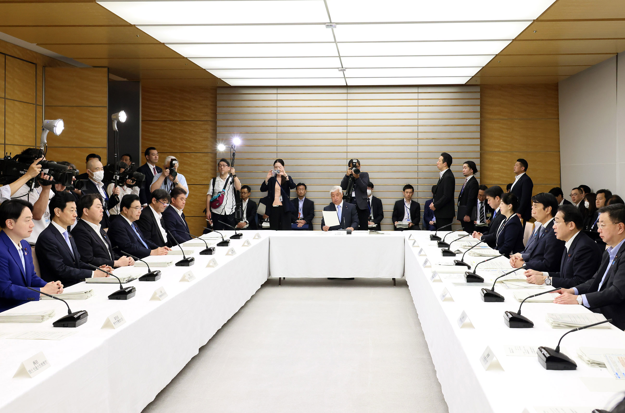 会議のまとめを行う岸田総理２
