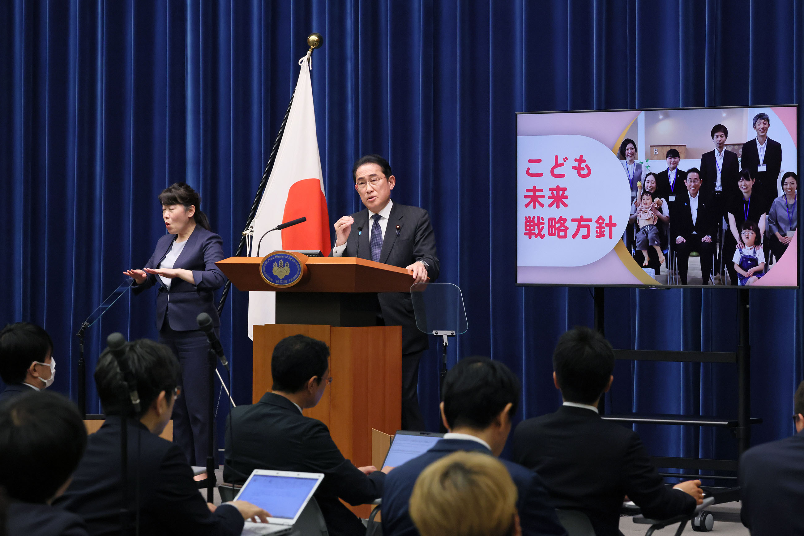 記者の質問に答える岸田総理５