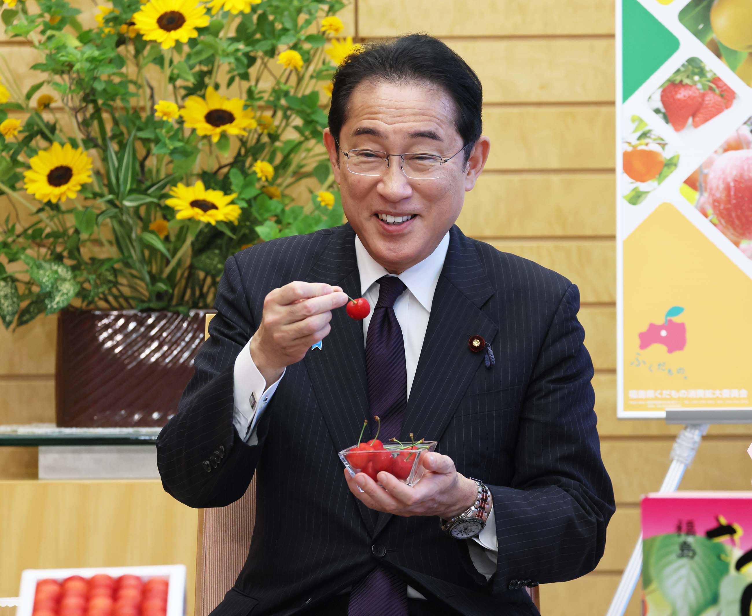 贈呈を受ける岸田総理２