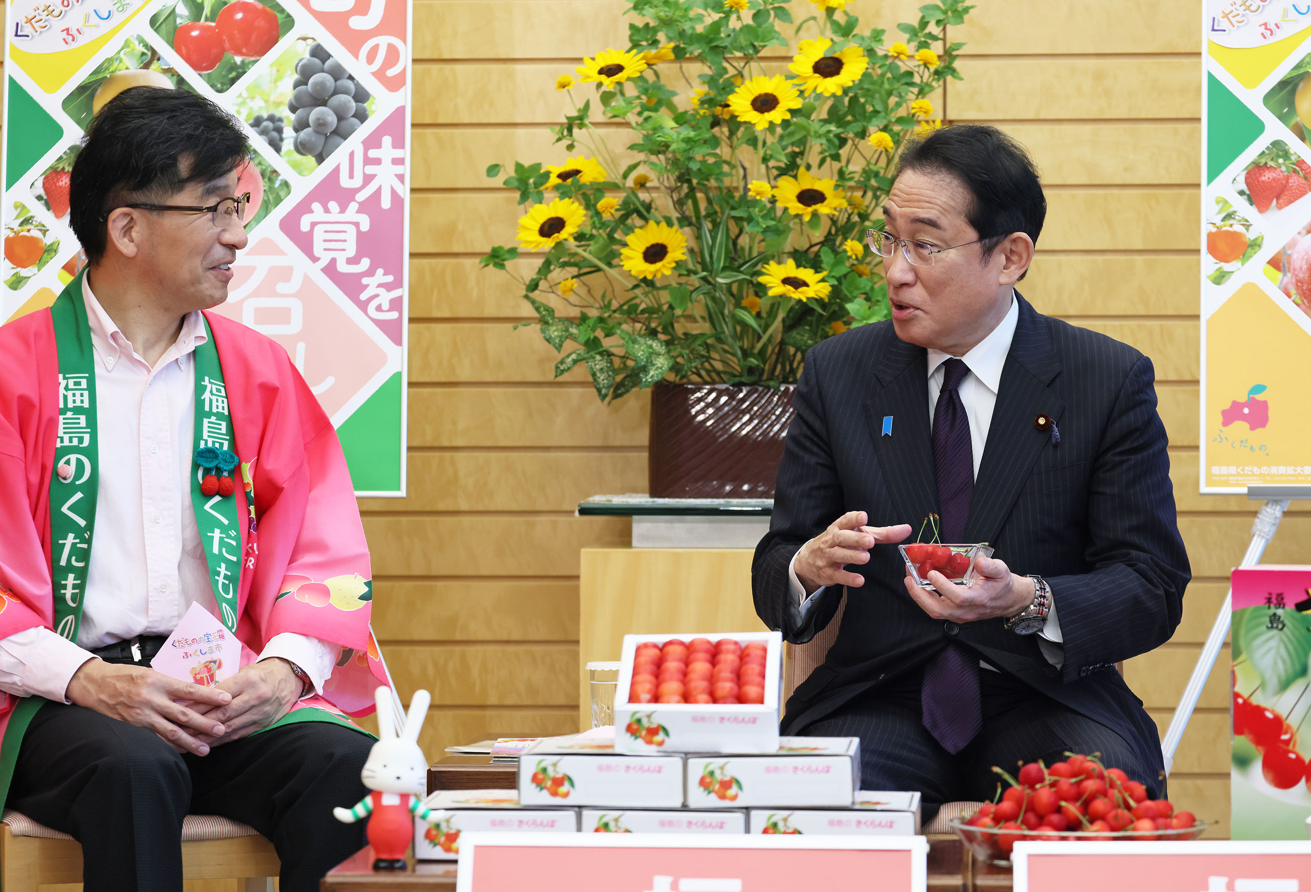 贈呈を受ける岸田総理３