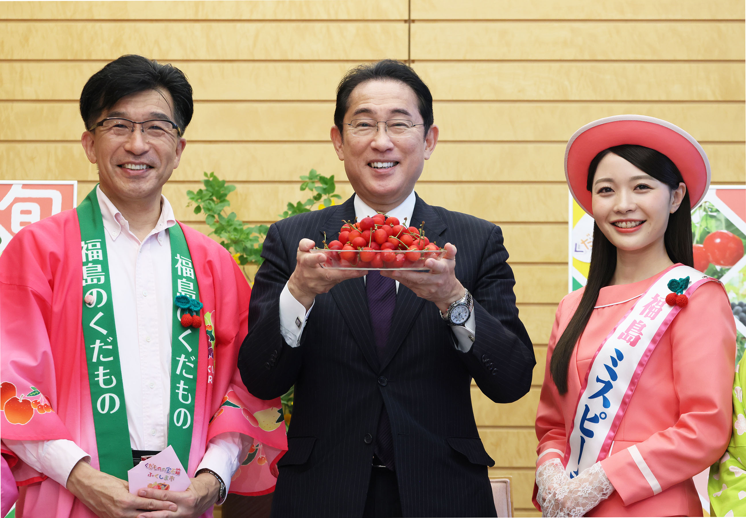贈呈を受ける岸田総理４