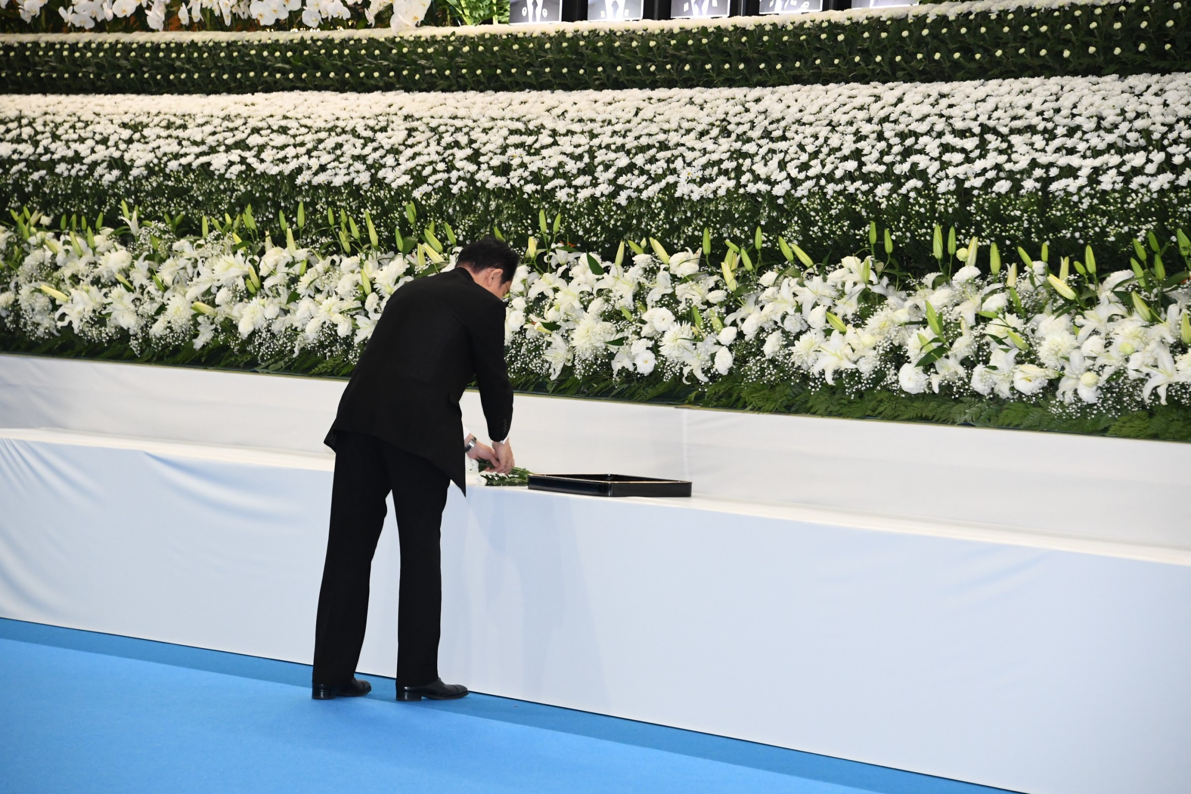 献花を行う岸田総理（陸上自衛隊西部方面隊提供）